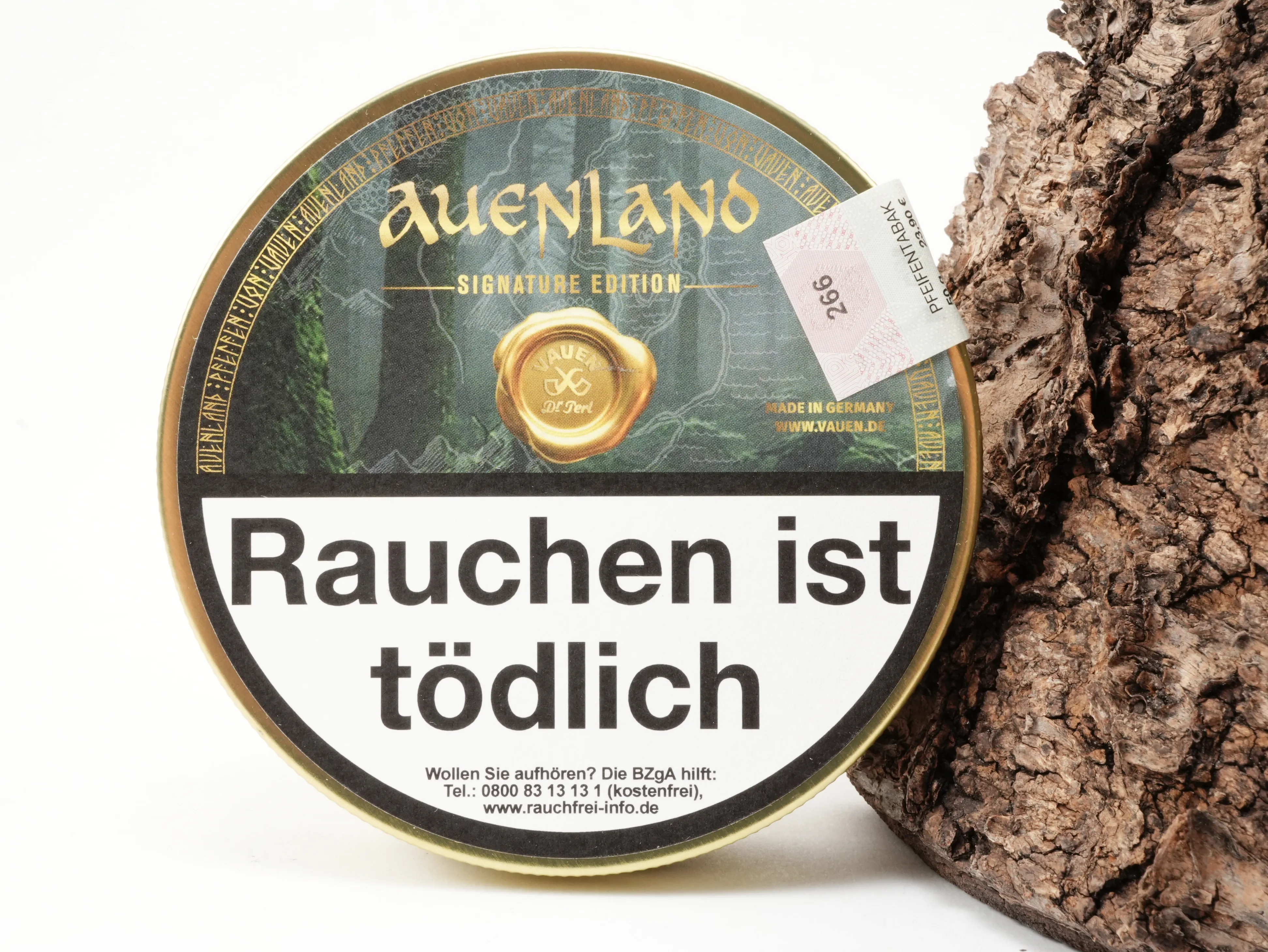 Vauen Auenland Signature Edition Pfeifentabak 50g Dose vor Baumrinde mit präsentiertem Tabak-Blend im Vordergrund – Titelbild