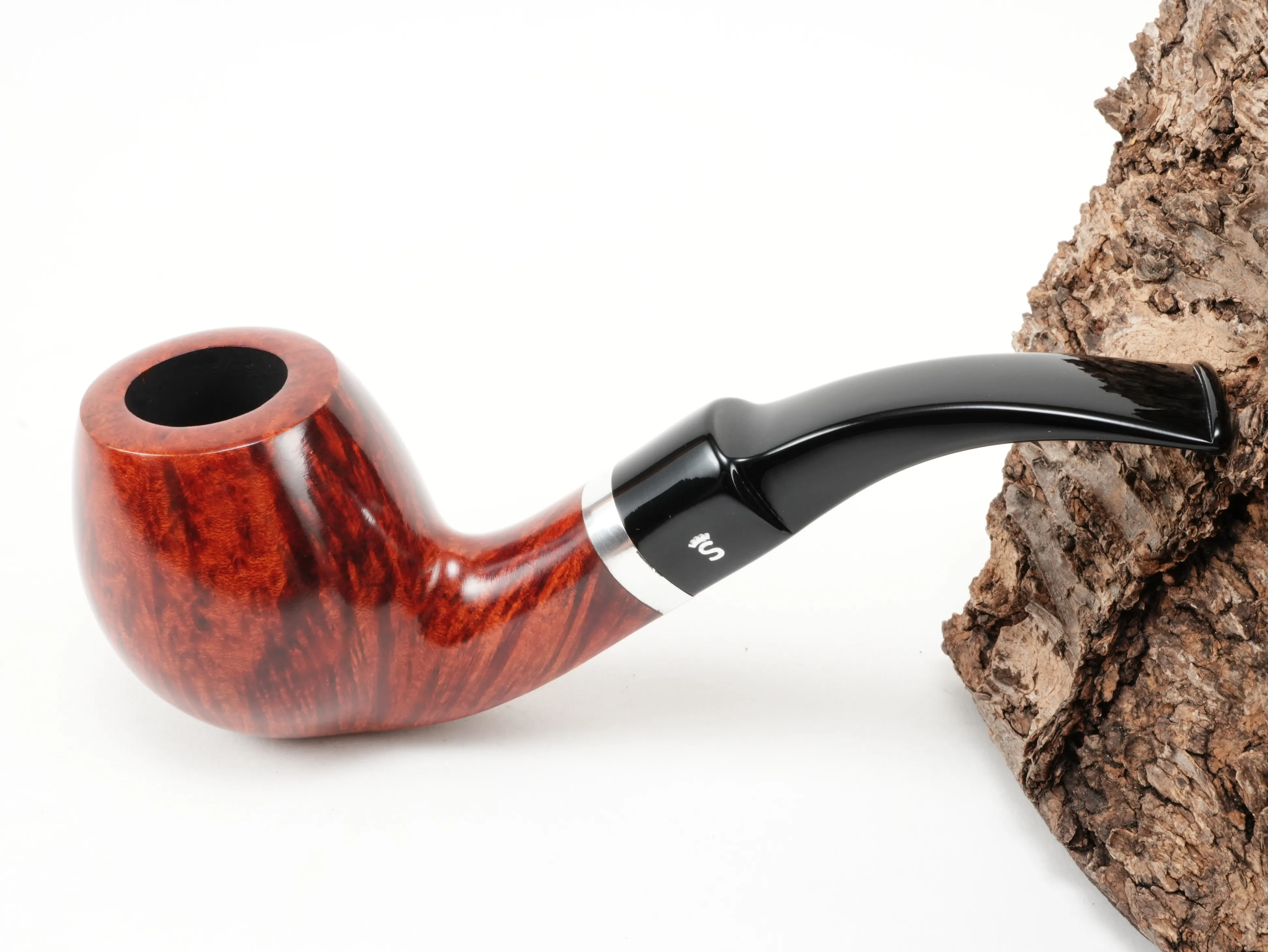 Glatte rötliche Stanwell København Terracotta 232 Pfeife Bent Freestyle mit Aluminiumring und schwarzem Acrylmundstück – Titelbild schräg von oben