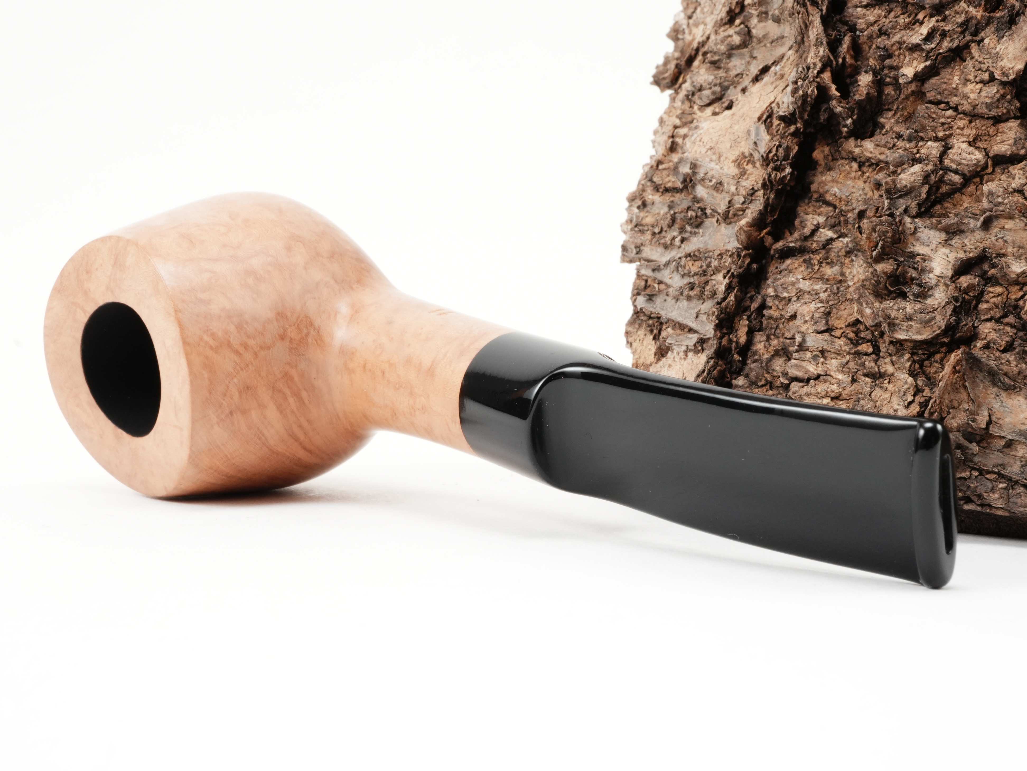 Stanwell Authentic Natural 11 gerade Pfeife liegend von schräg hinten mit Blick auf den naturbelassenen Holm