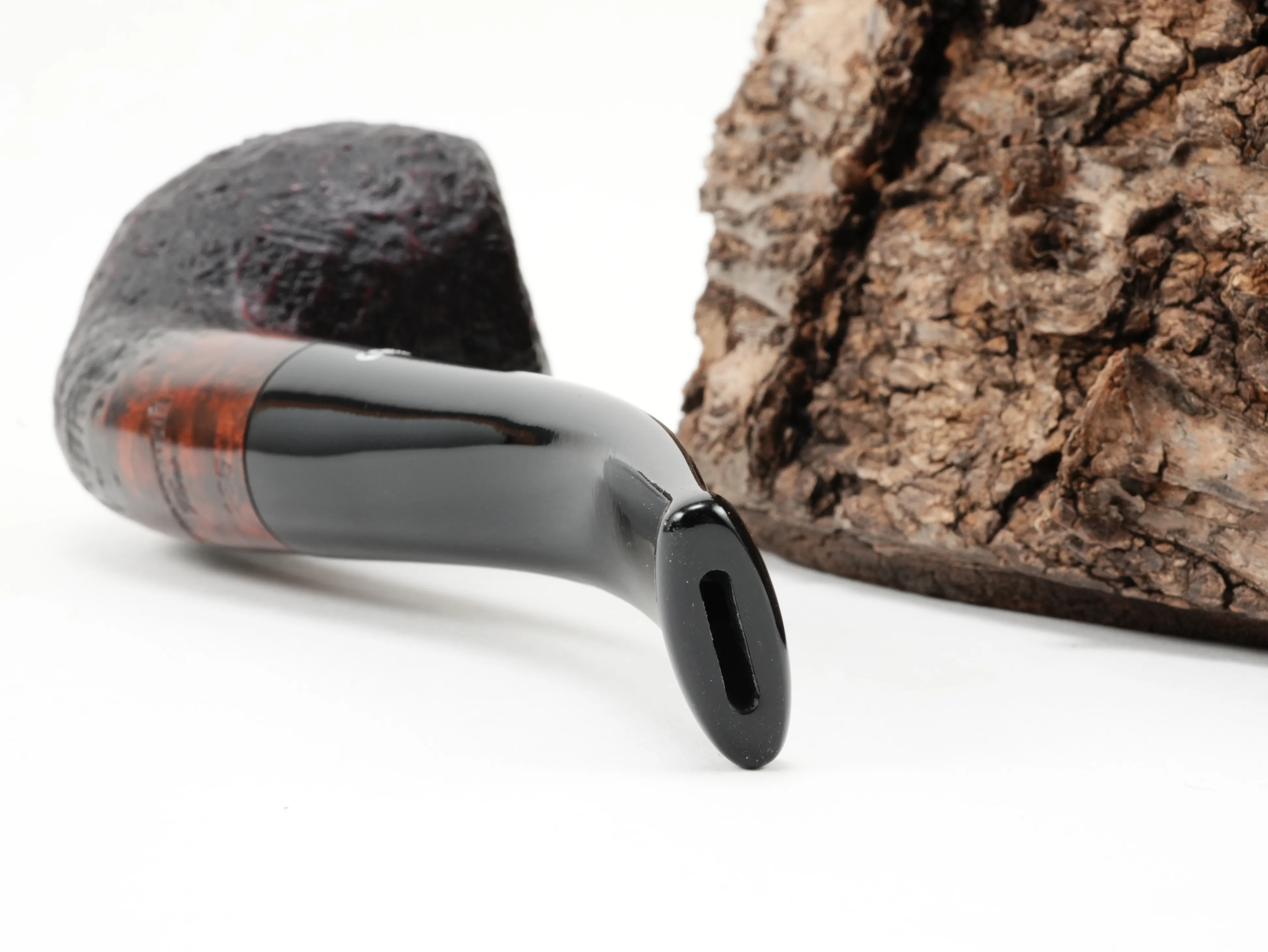 Nahaufnahme des gebogenen schwarzen Acrylmundstücks der Stanwell Vario 185 Pfeife mit Bissstelle von hinten