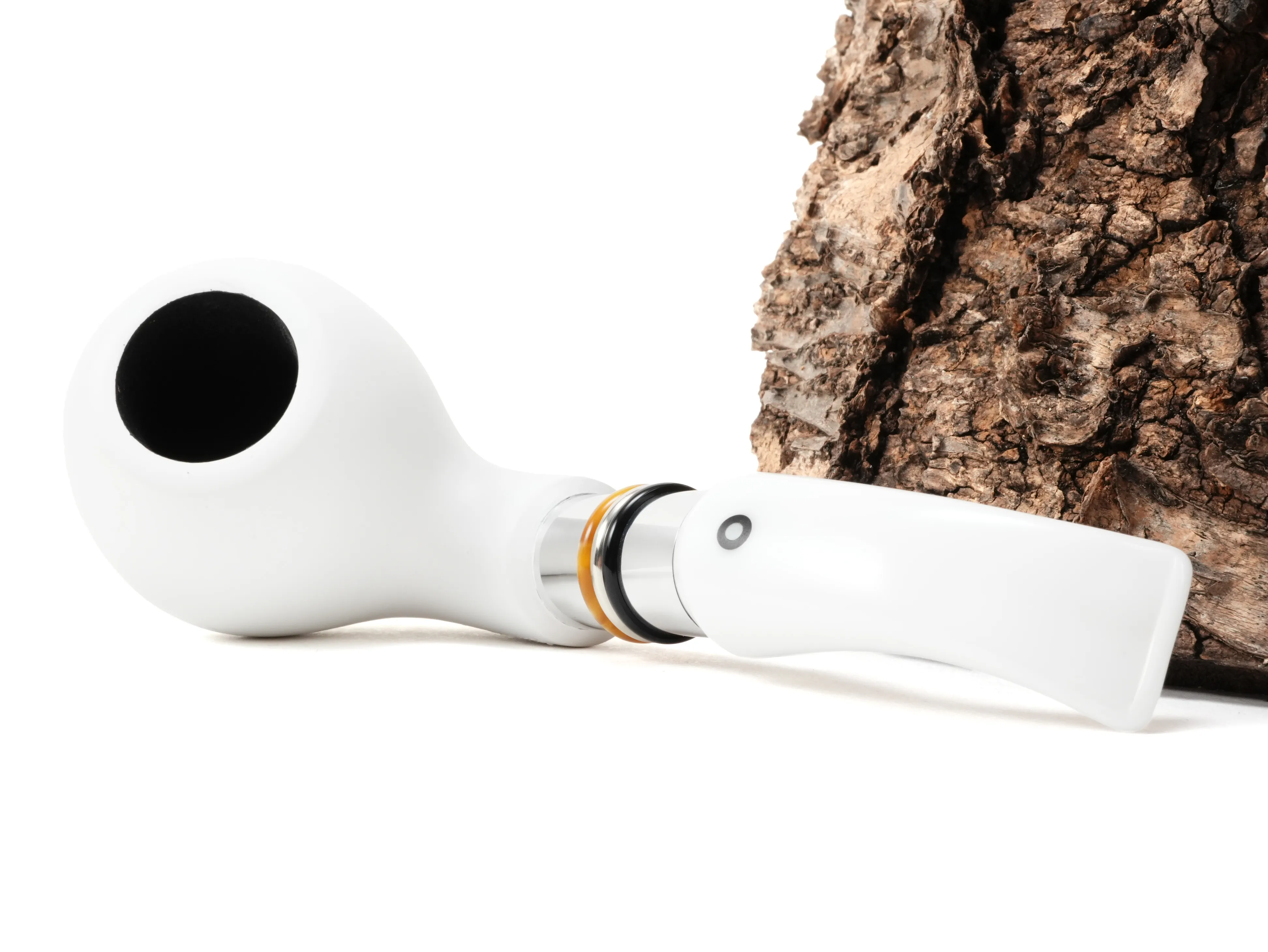 Weiße Vauen CAMBIA 215 Bent-Freestyle-Pfeife liegend von schräg hinten mit Aluminiumringen und Weißpunkt-Kennzeichnung