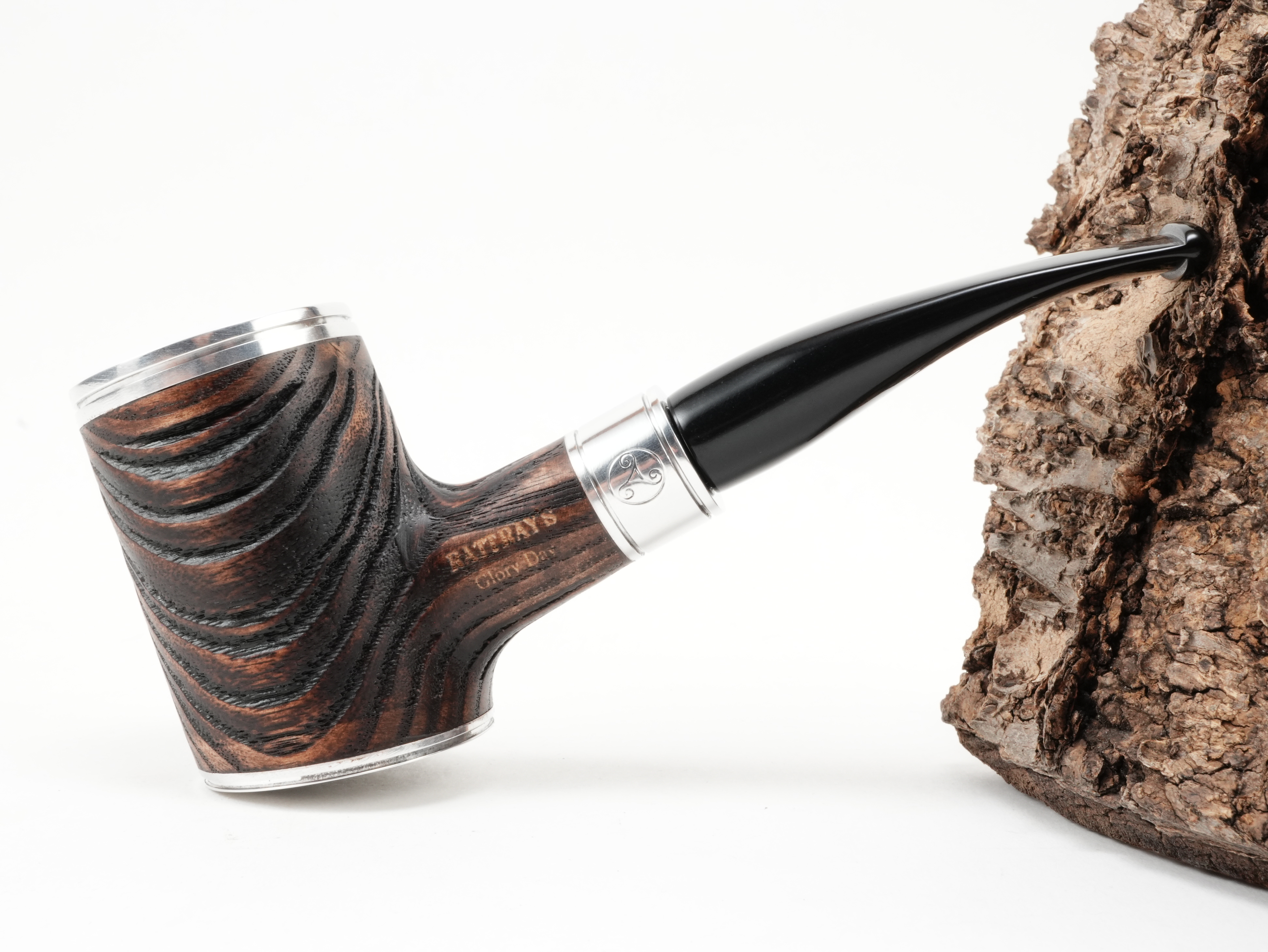 Seitenansicht der braunen Rattray's Glory Day Cap G Brown Pfeife aus Eschenholz mit Graphit-Brennraumeinsatz