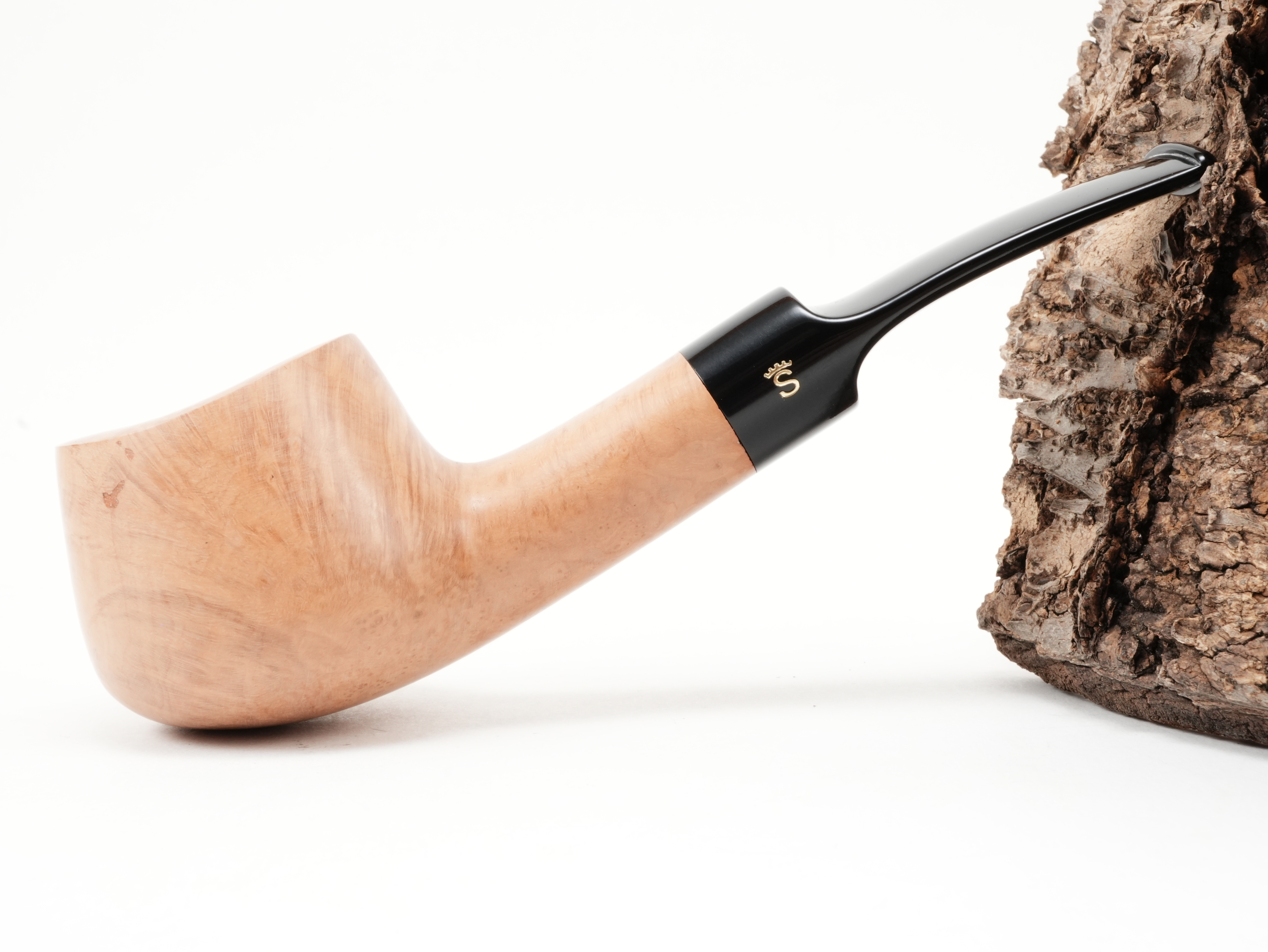 Seitenansicht der geraden Stanwell Authentic Natural 11 Pfeife mit Stanwell-S-Logo auf dem schwarzen Acrylmundstück