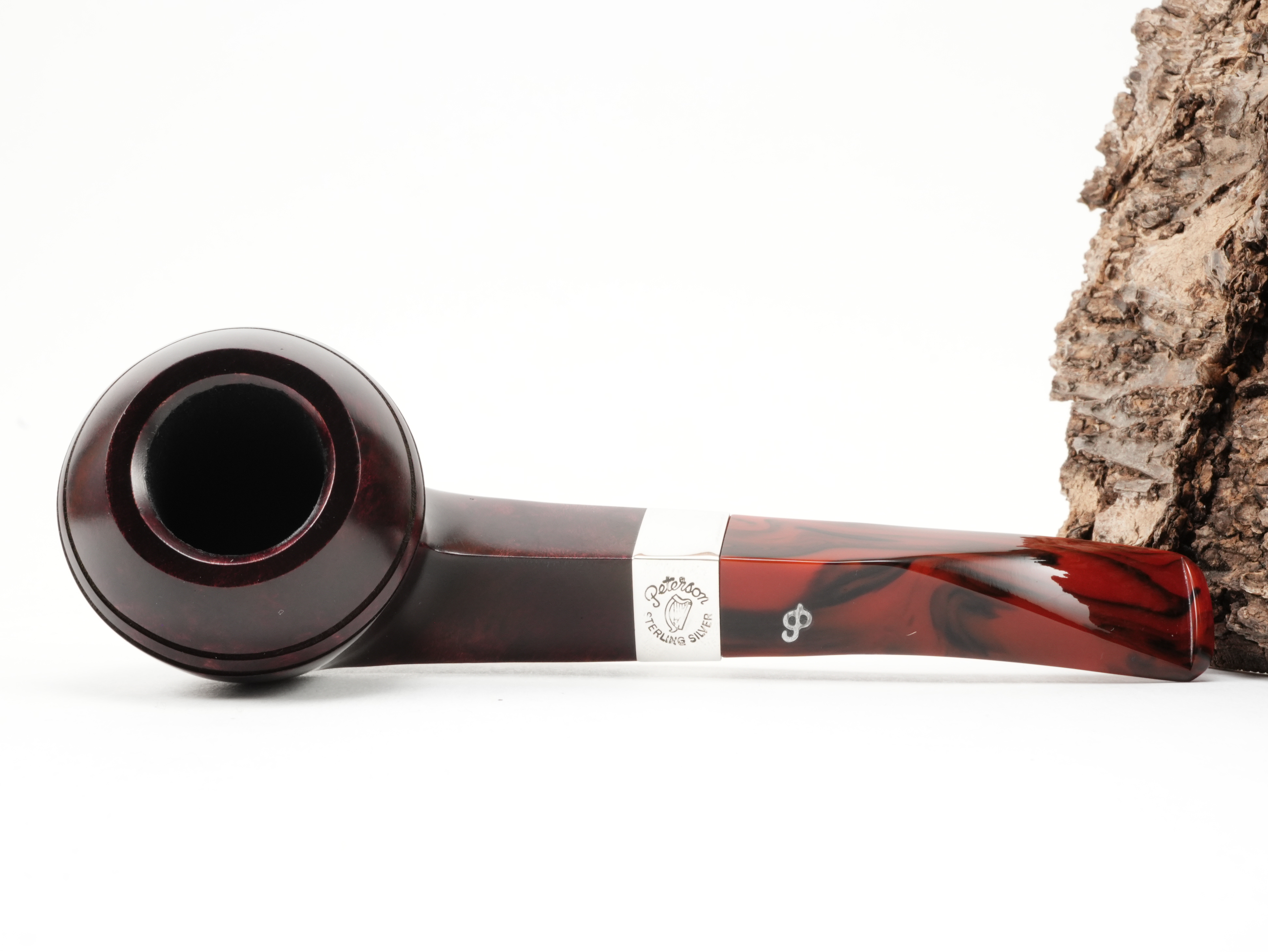 Flache Draufsicht auf die liegende Peterson Irish Harp B5 Brown Pfeife mit Blick auf den rotbraunen Pfeifenkopf mit Bulldog-Nut