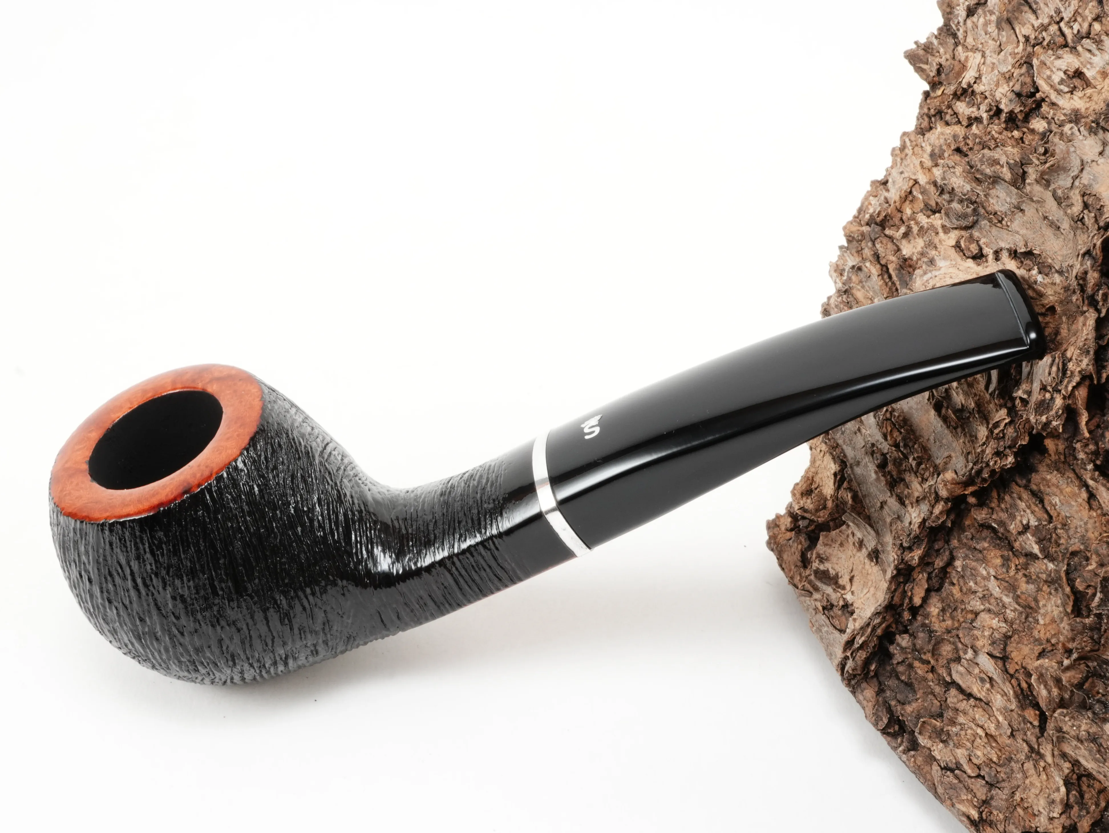 Schwarz gebürstete rustizierte Stanwell København Brushed 182 Pfeife Half-Bent Apple mit rötlichem Kopfrand und Aluminiumring – Titelbild schräg von oben