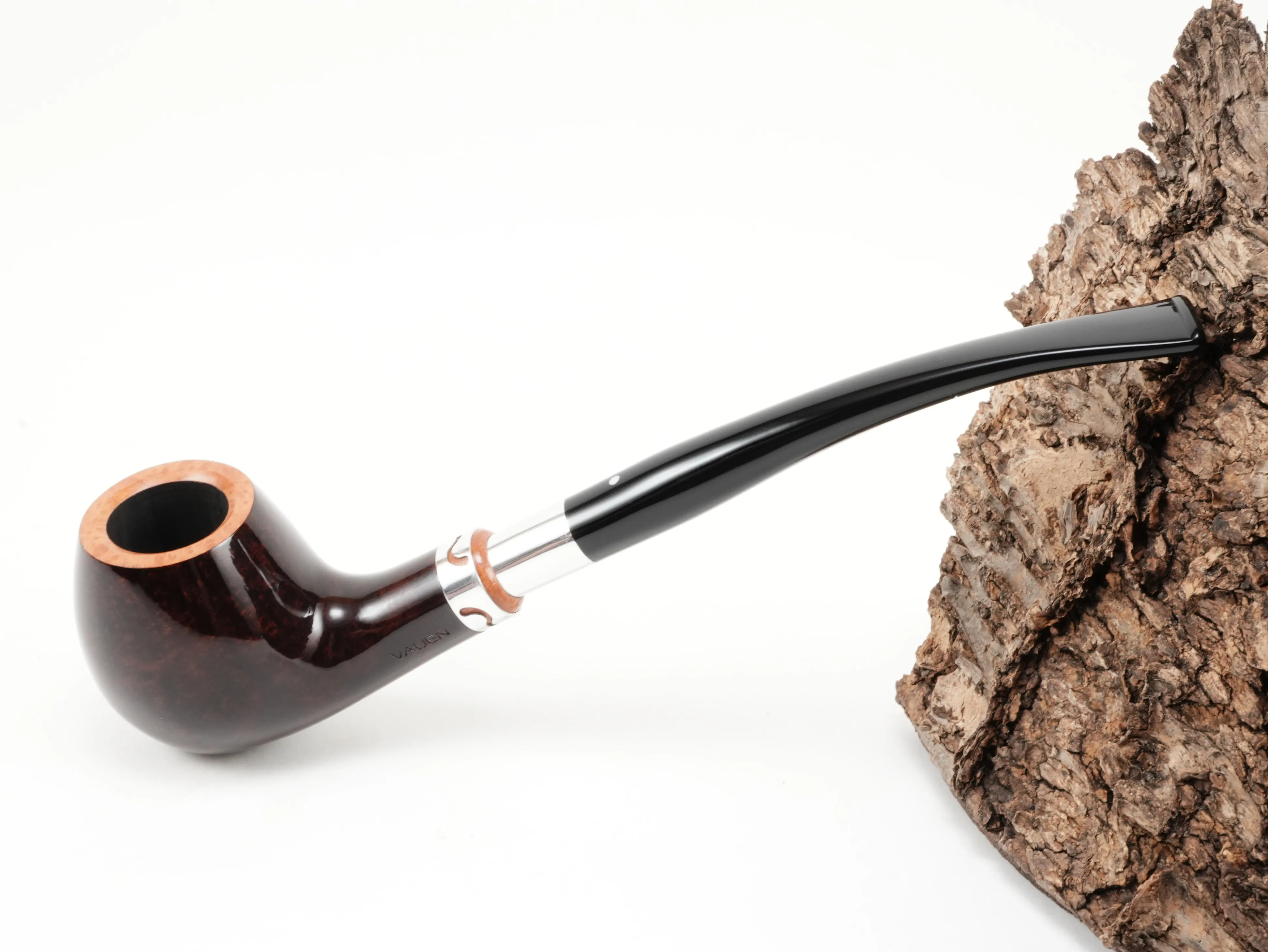 Dunkelrote Vauen YORKSHIRE 161 Half-Bent-Classic-Pfeife mit naturbelassenem Rand, Zierring und langem schwarzen Steckermundstück – Titelbild schräg von oben