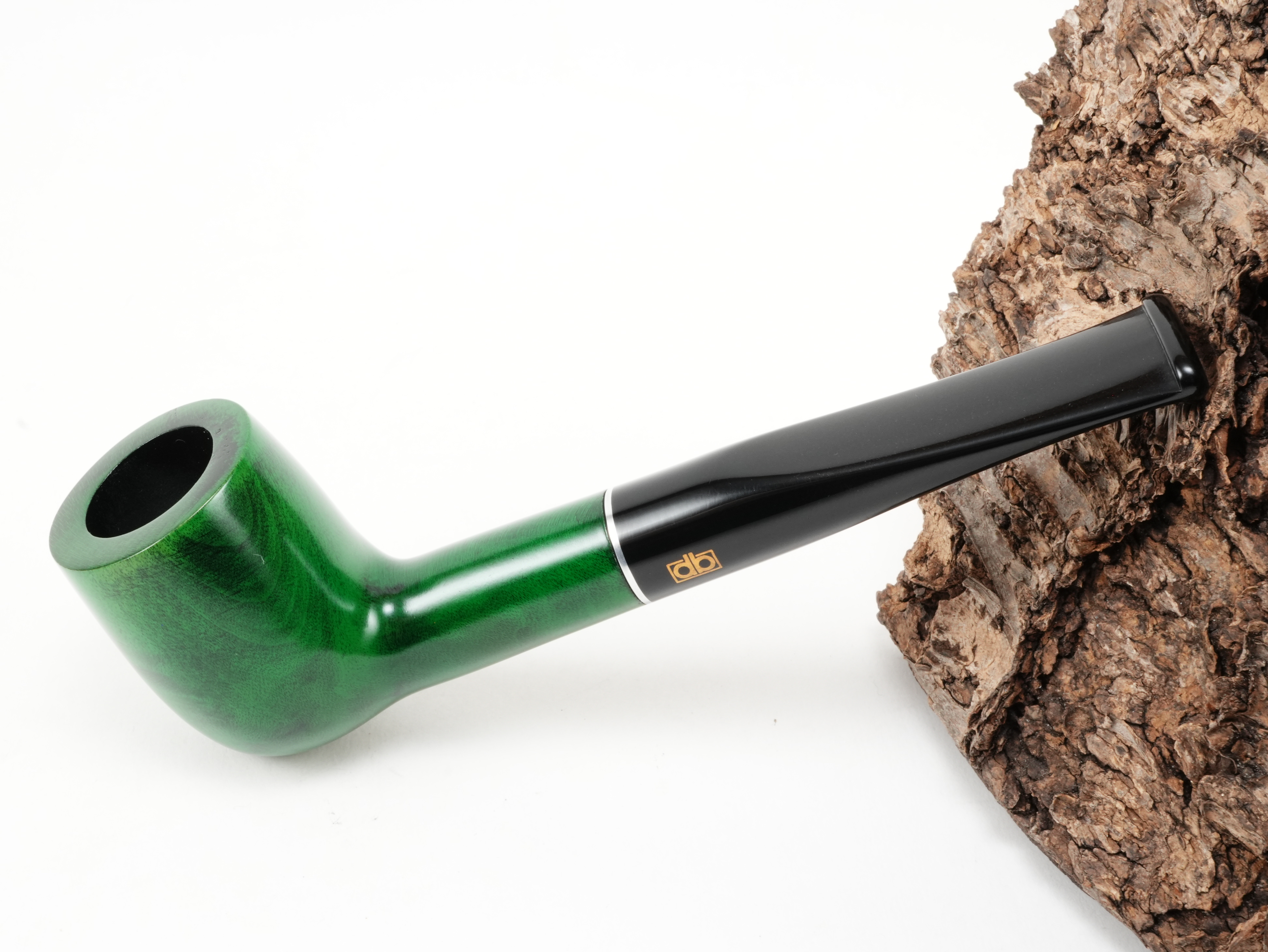 Grün-schwarz polierte db Design Berlin Rügen grün 045/45 Pfeife Straight Billiard mit Aluminiumring und schwarzem Acrylmundstück – Titelbild schräg von oben