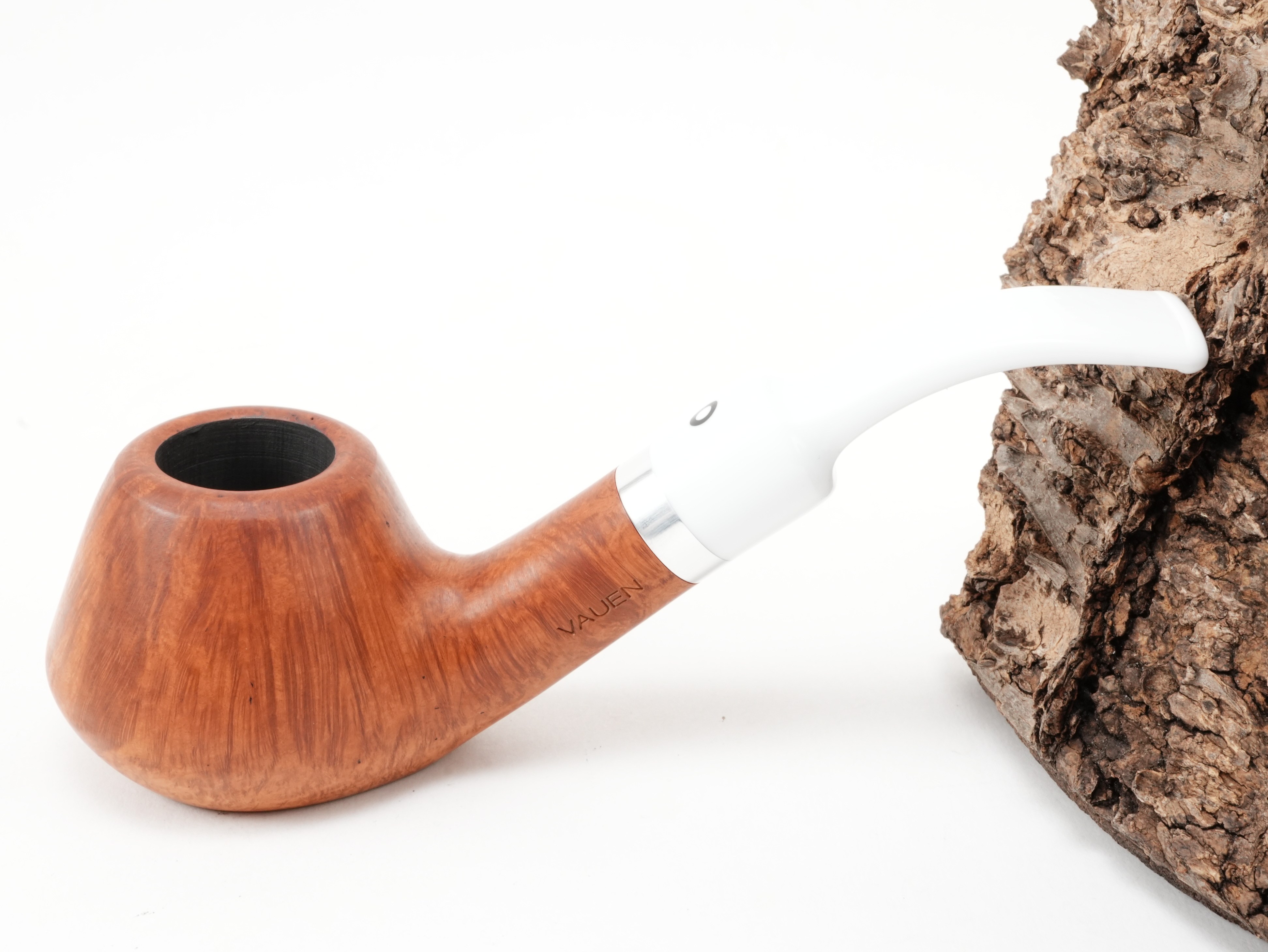 Helle naturbelassene Vauen Natura 139 Pfeife Bent Brandy mit weißem Acrylmundstück und Aluminiumring – Titelbild schräg von oben