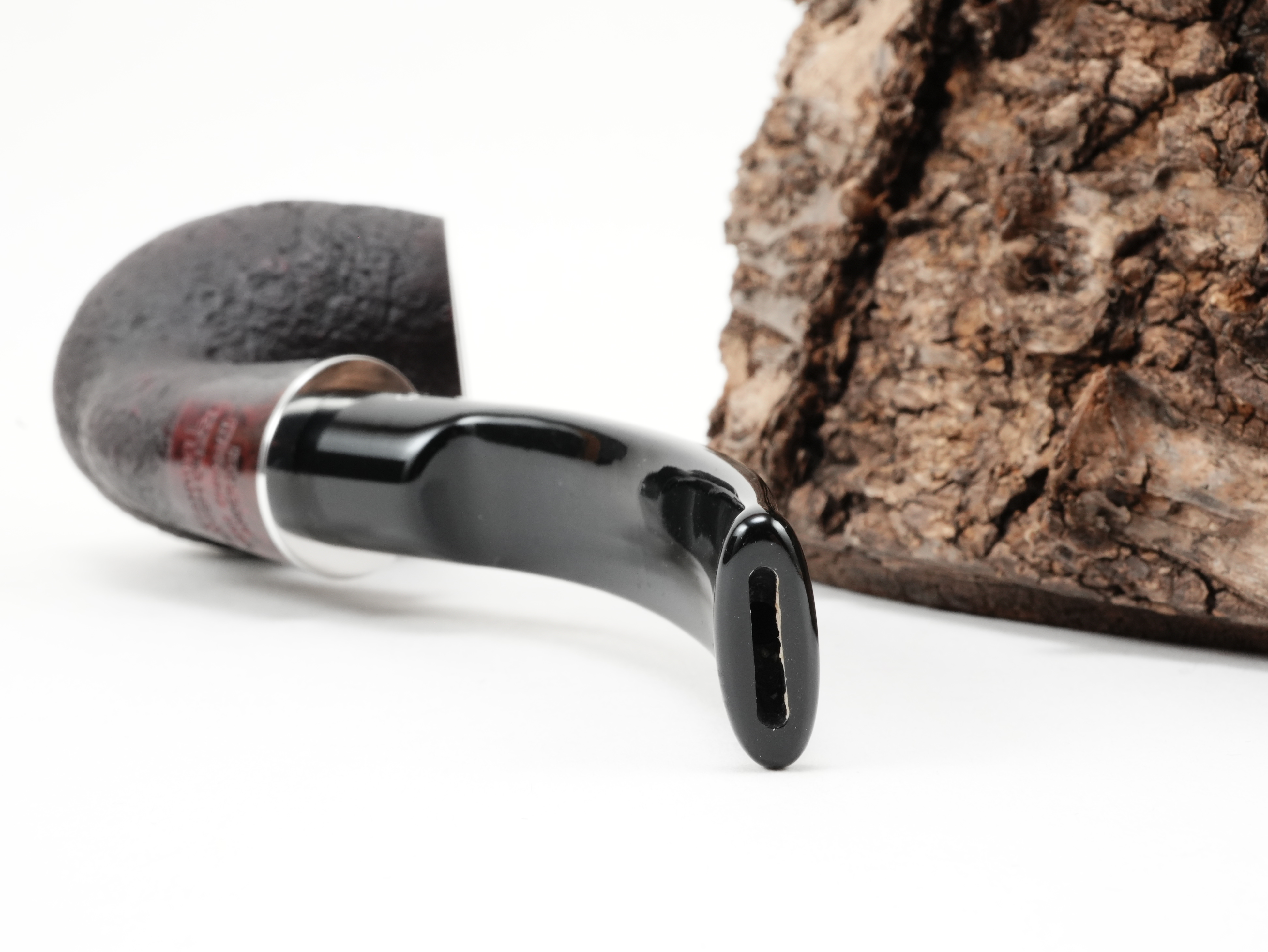 Nahaufnahme des kurzen schwarzen Acrylmundstücks der Stanwell H.C. Andersen Sandblasted 7 mit Bissstelle von hinten