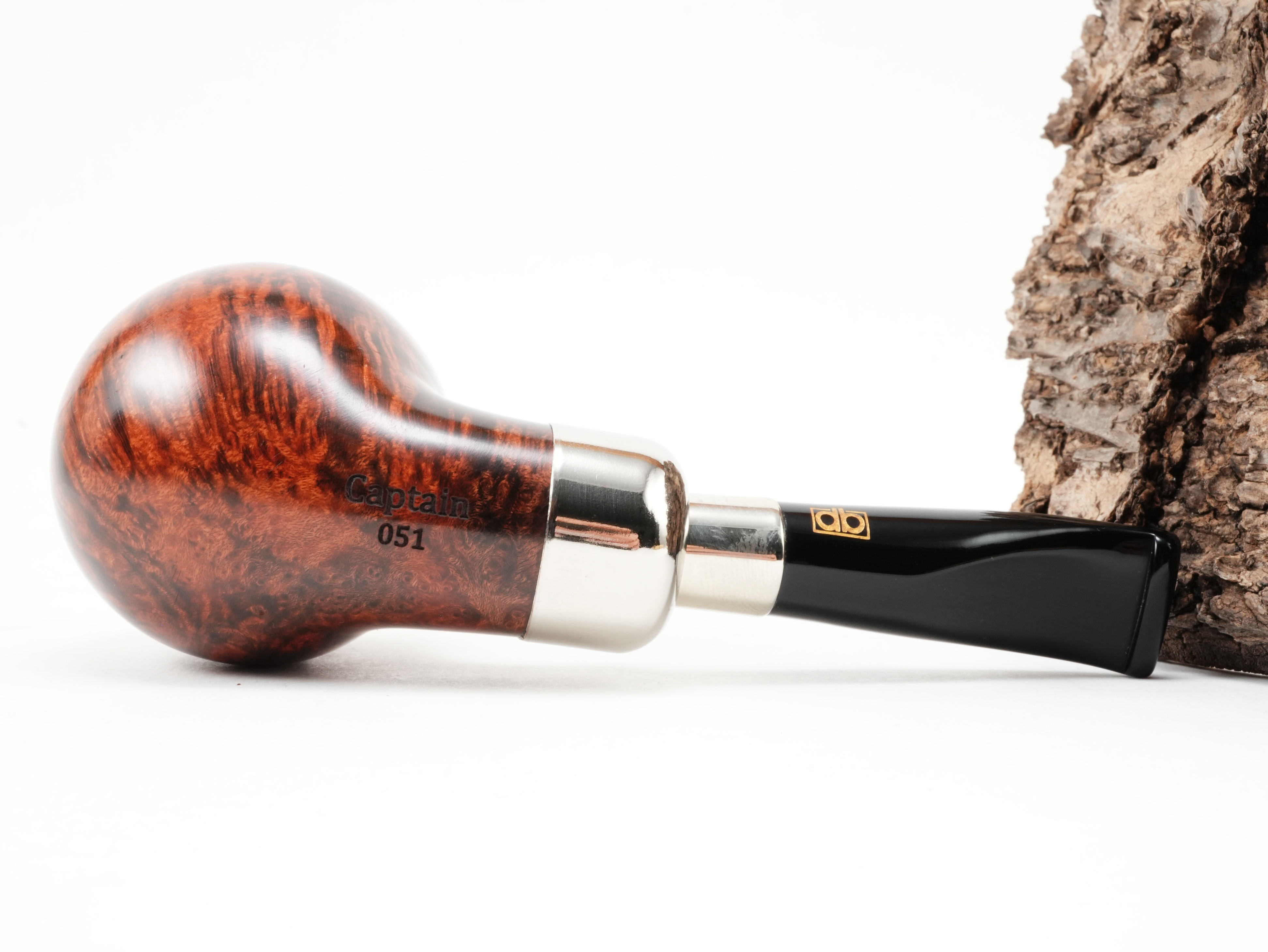 Unterseite der db Design Berlin Captain 051 Pfeife mit sichtbarer Holzmaserung und Stempelung Captain 051