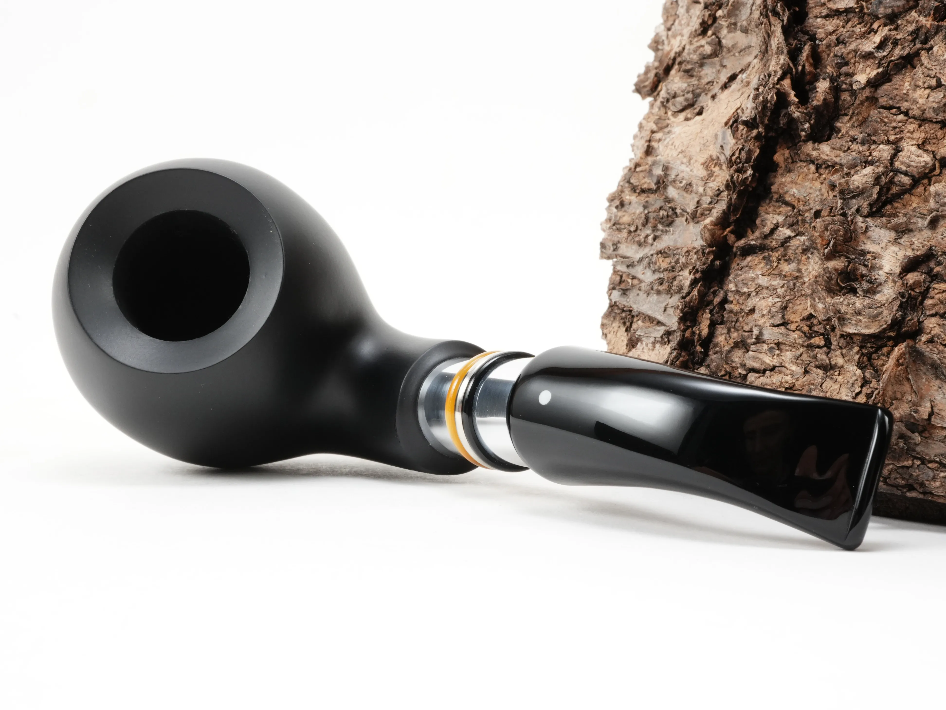 Schwarze Vauen CAMBIA 119 Bent-Classic-Pfeife liegend von schräg hinten mit Aluminiumringen und Weißpunkt-Kennzeichnung