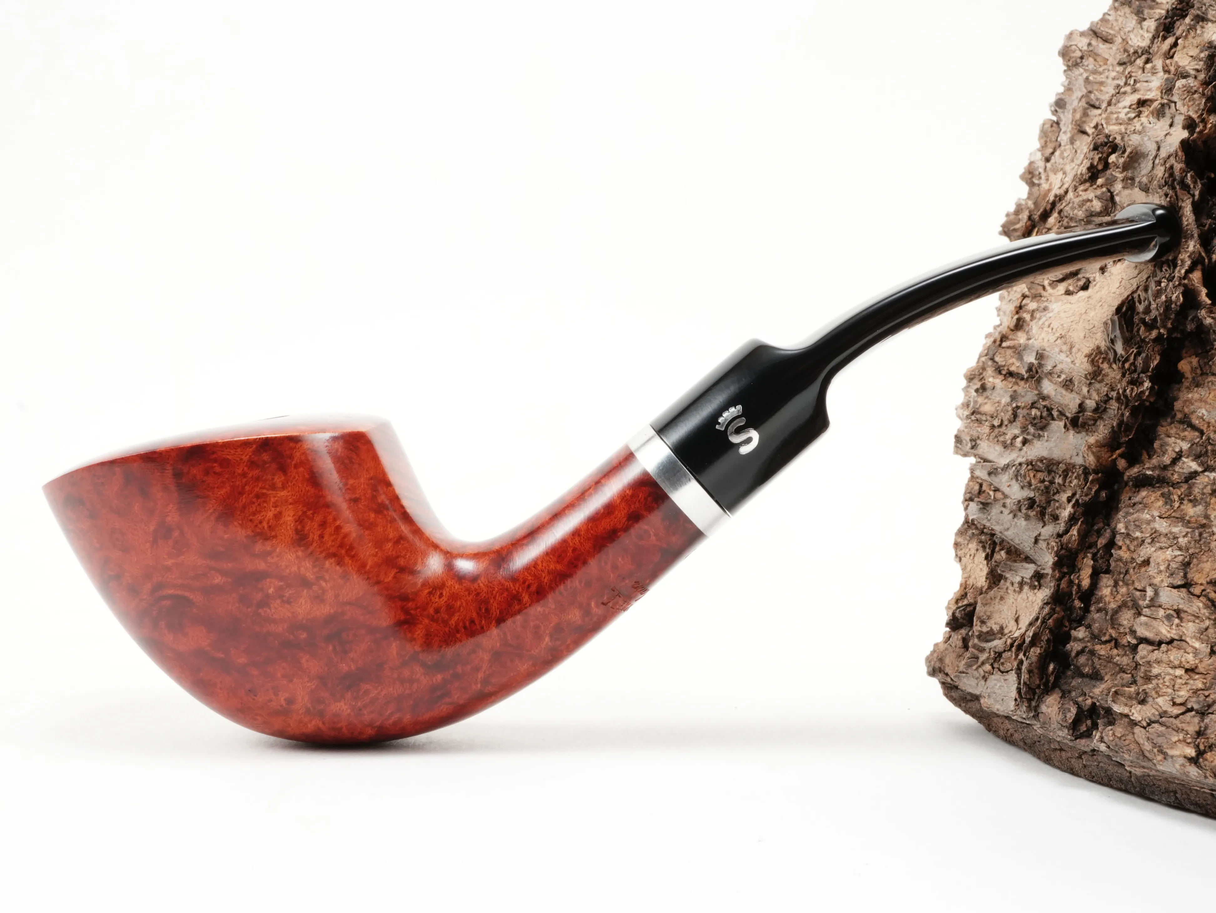 Seitenansicht der leicht gebogenen Stanwell København Terracotta 409 Freestyle-Pfeife mit hochglänzender terrakottafarbener Oberfläche und silbernem Ring