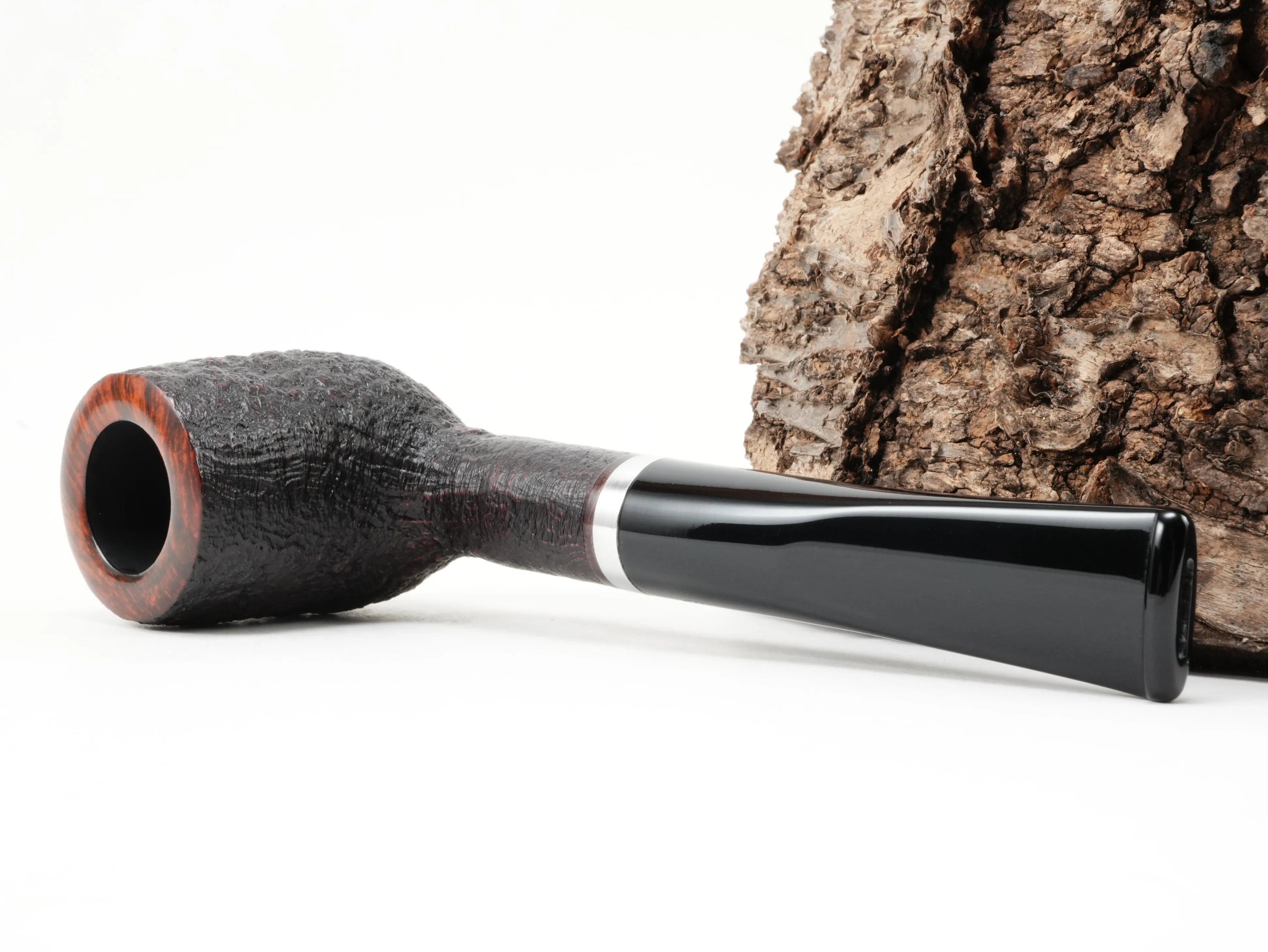 Stanwell København 88 Straight Billiard Pfeife liegend von schräg hinten mit Blick auf den Aluminiumring am Holm