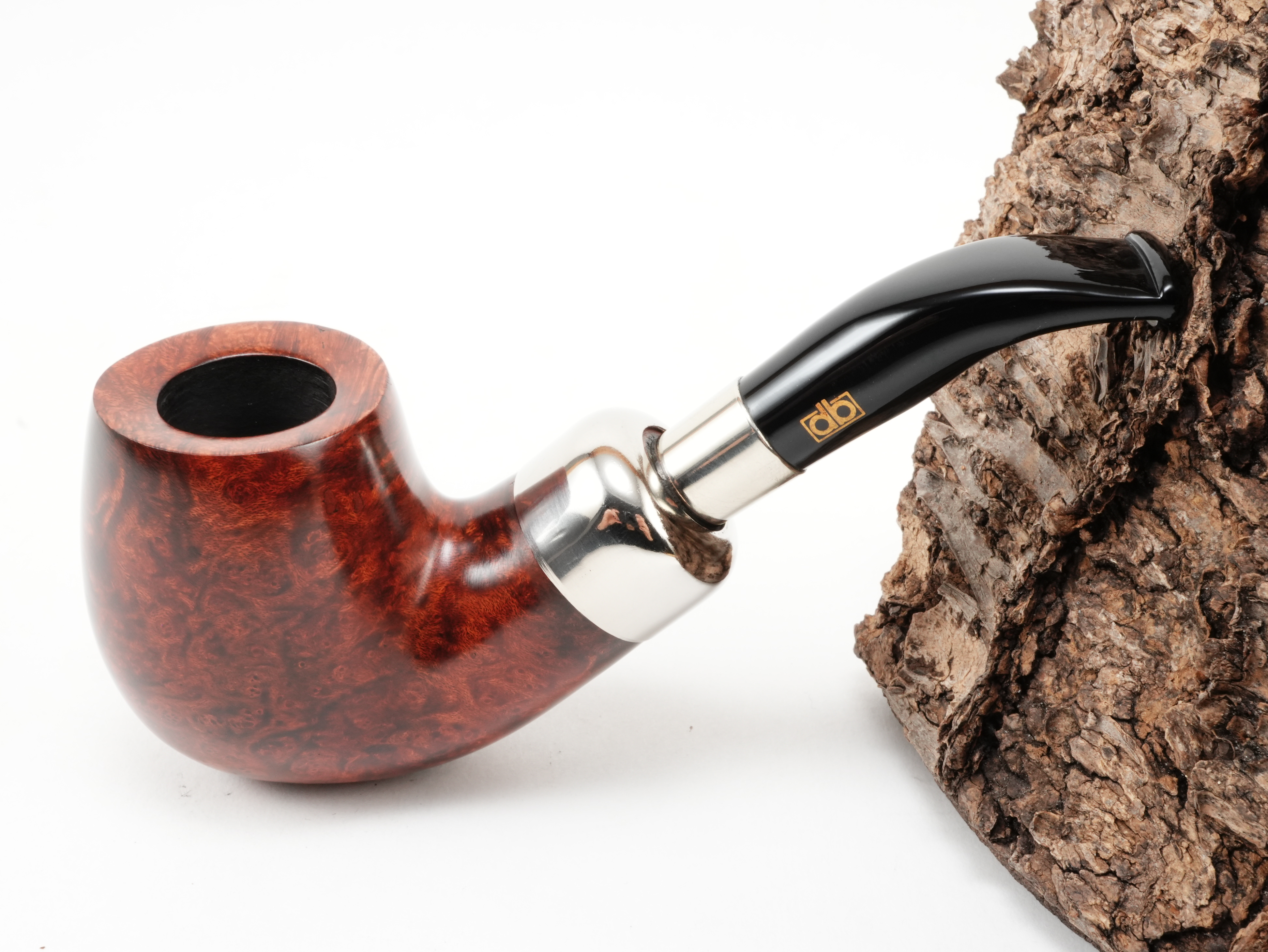Glatt polierte rotbraune db Design Berlin Captain 052 Pfeife Bent Classic mit Spigot-Steckverbindung und schwarzem Acrylmundstück – Titelbild schräg von oben