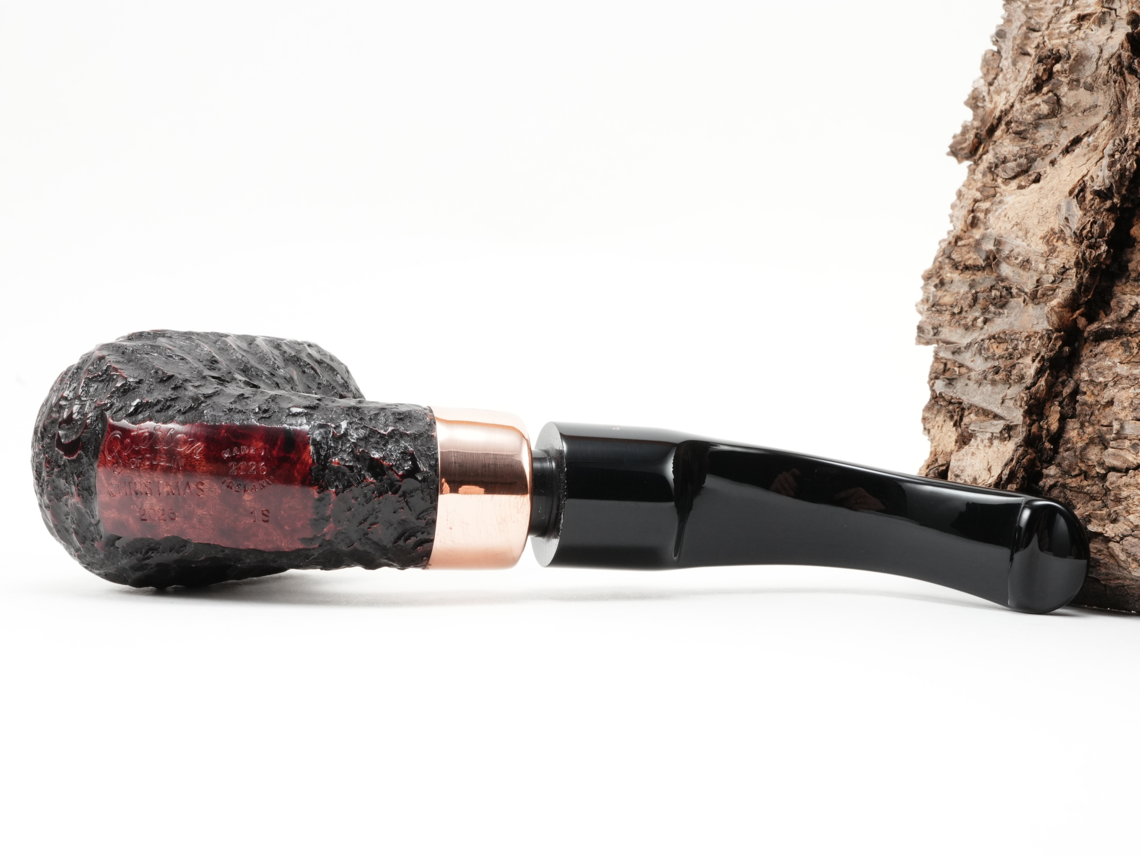 Unterseite der Peterson Christmas 2026 Rustic 1s Pfeife mit Stempelung Peterson of Dublin Christmas 2026 1s Made in Ireland