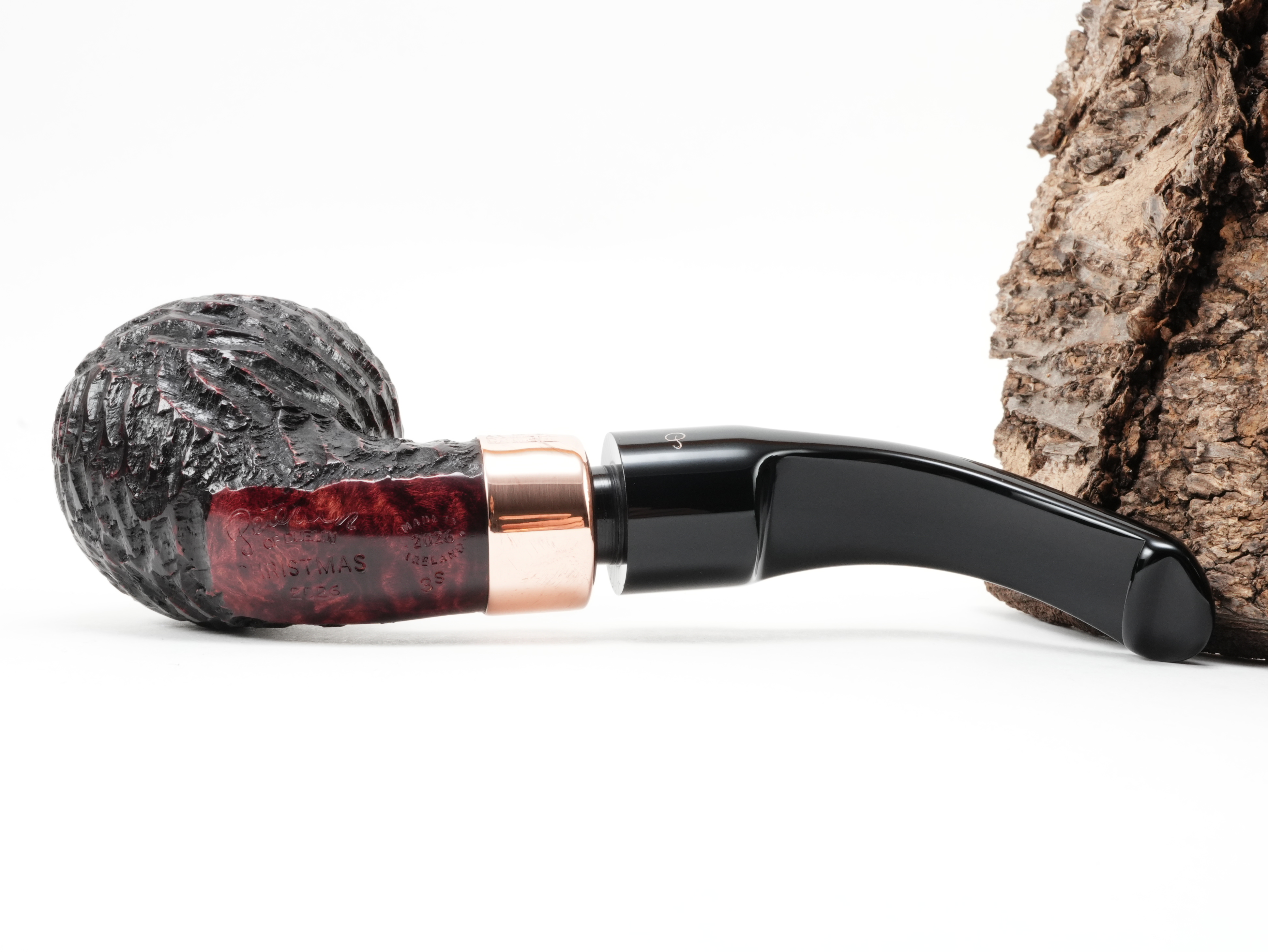 Unterseite der Peterson Christmas 2026 Rustic 3s Pfeife mit Stempelung Peterson of Dublin Christmas 2026 3s Made in Ireland
