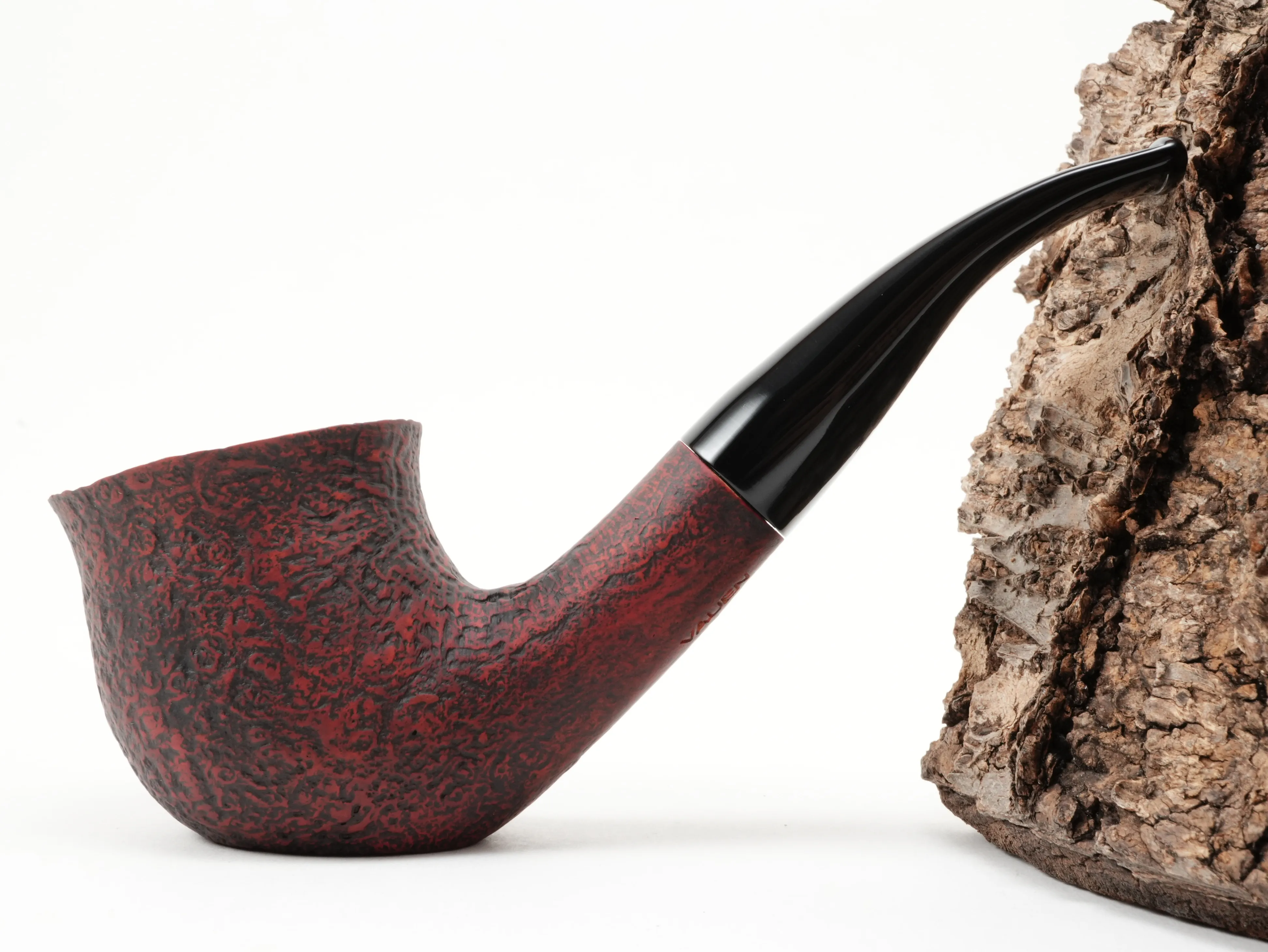 Seitenansicht der gebogenen Vauen SAVANNA 5738 Freestyle-Pfeife in feuerrot sandgestrahltem Finish