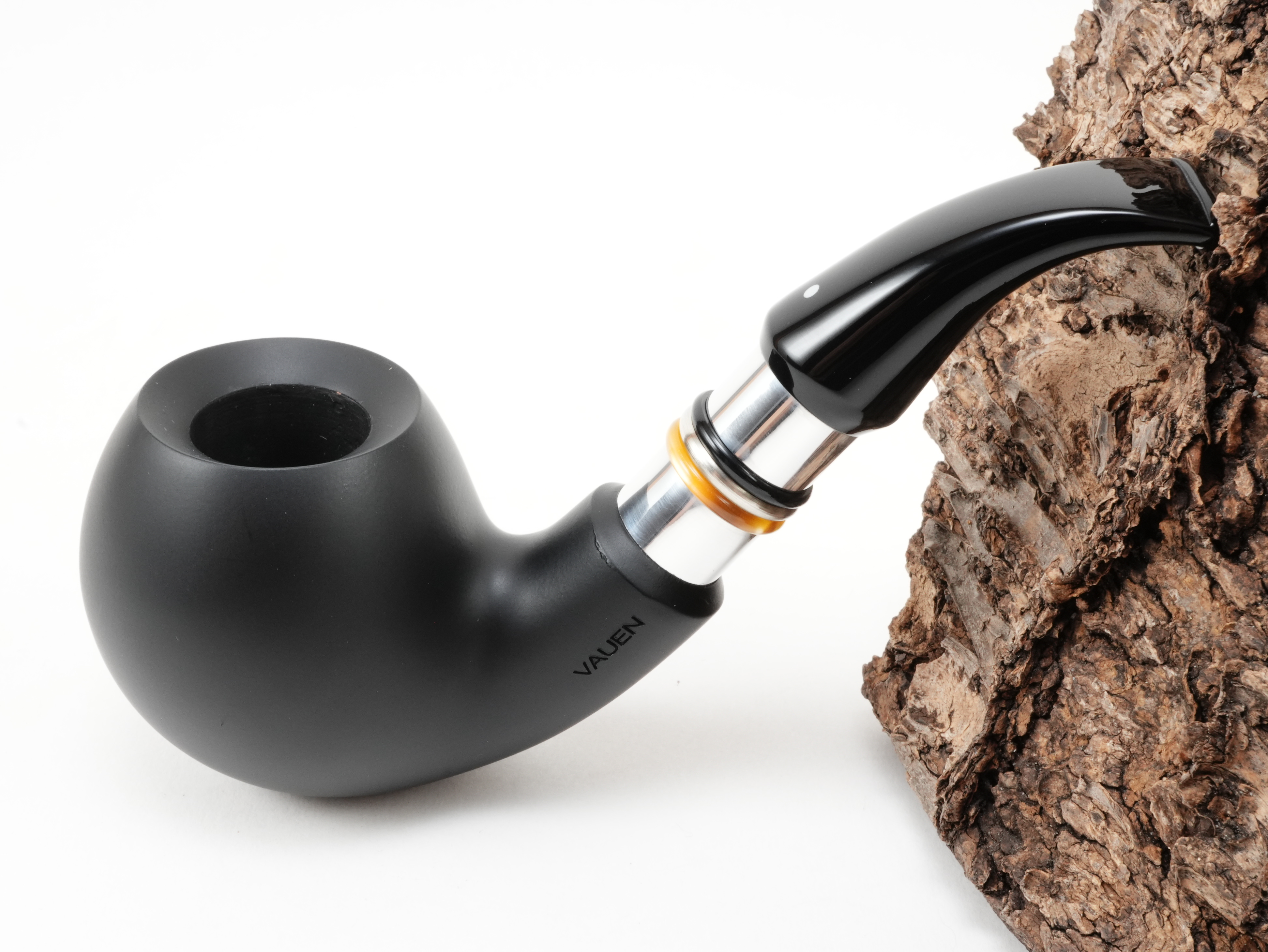 Schwarze Vauen CAMBIA 119 Bent-Classic-Pfeife mit Aluminiumringen, farbigen Zierringen und schwarzem Acrylmundstück – Titelbild schräg von oben