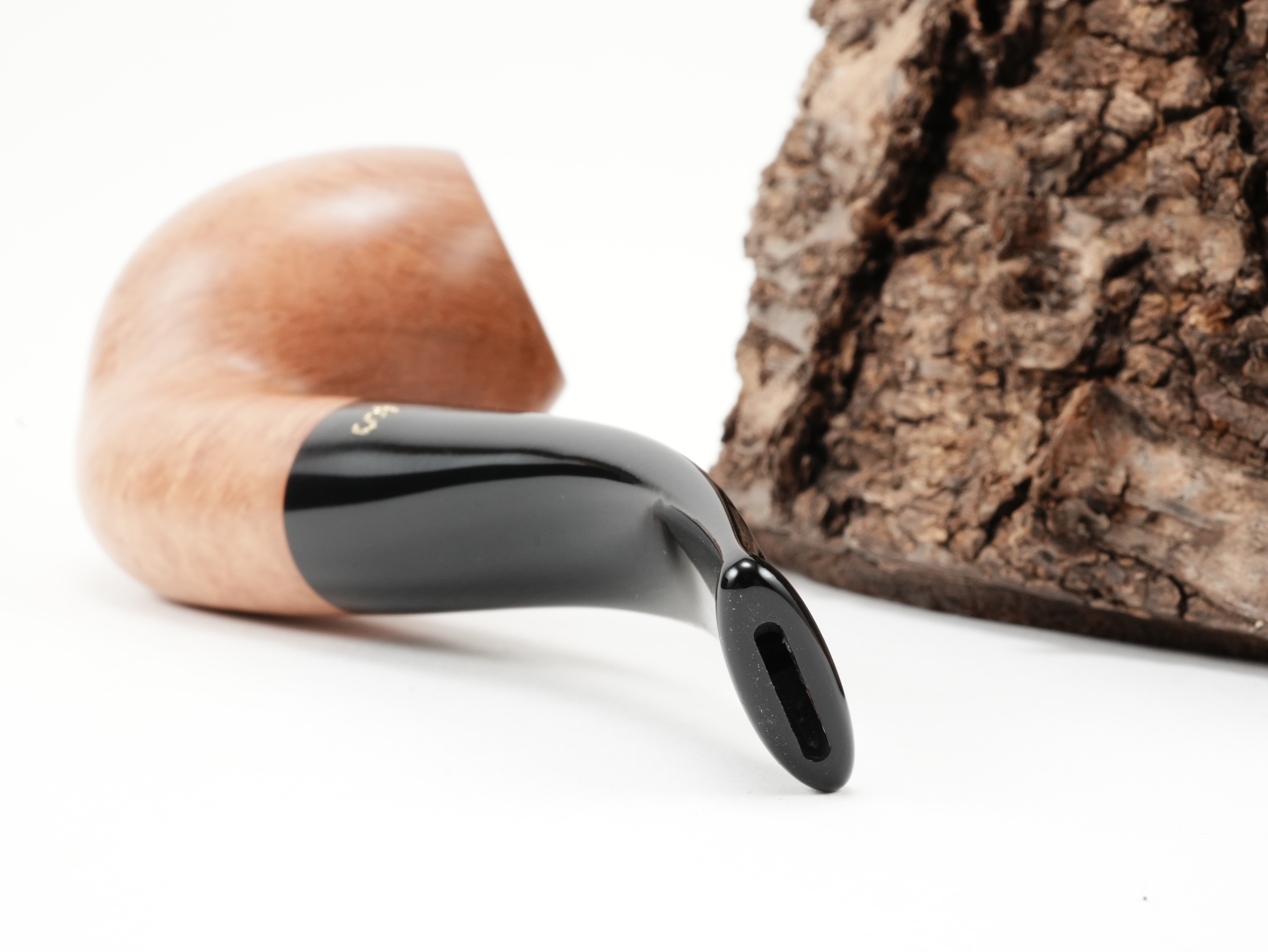 Nahaufnahme des gebogenen schwarzen Acrylmundstücks der Stanwell Authentic Natural 185 mit Bissstelle von hinten
