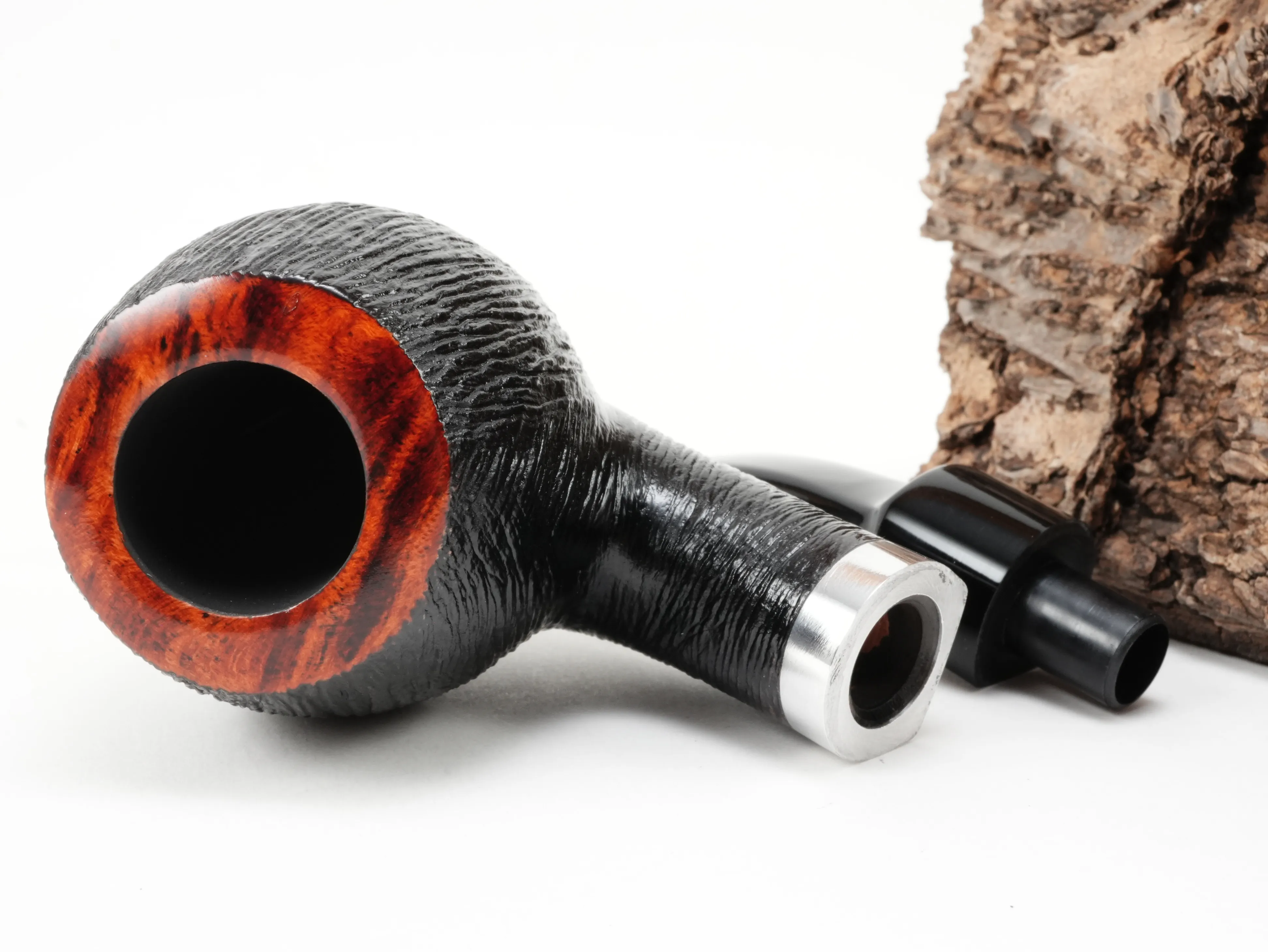 Zerlegte Stanwell København Brushed 232 Pfeife mit Blick auf die 9mm Filterbohrung und den Aluminiumring am Holmende