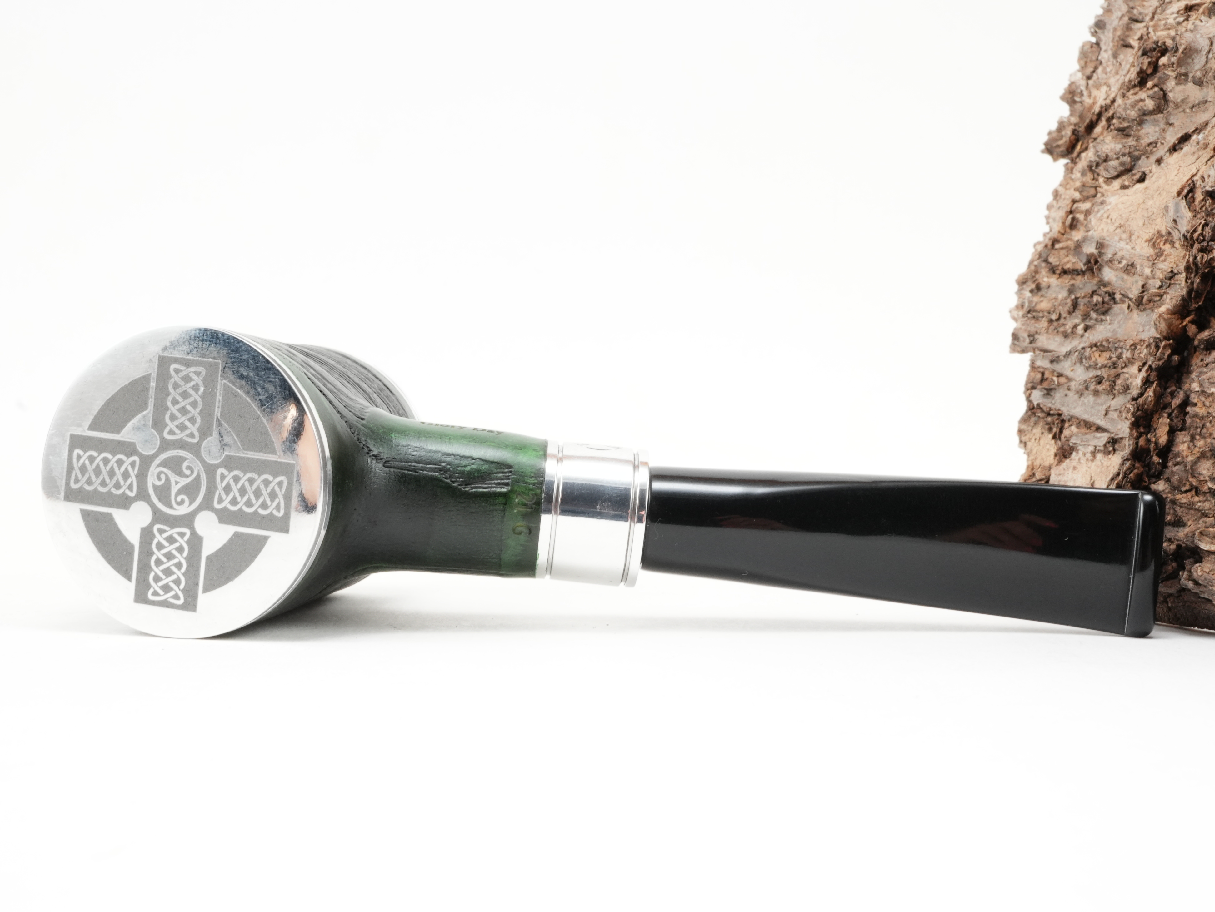 Metallplatte am Pfeifenboden der grünen Rattray's Glory Day Cap G Green mit eingelasertem keltischen Kreuz