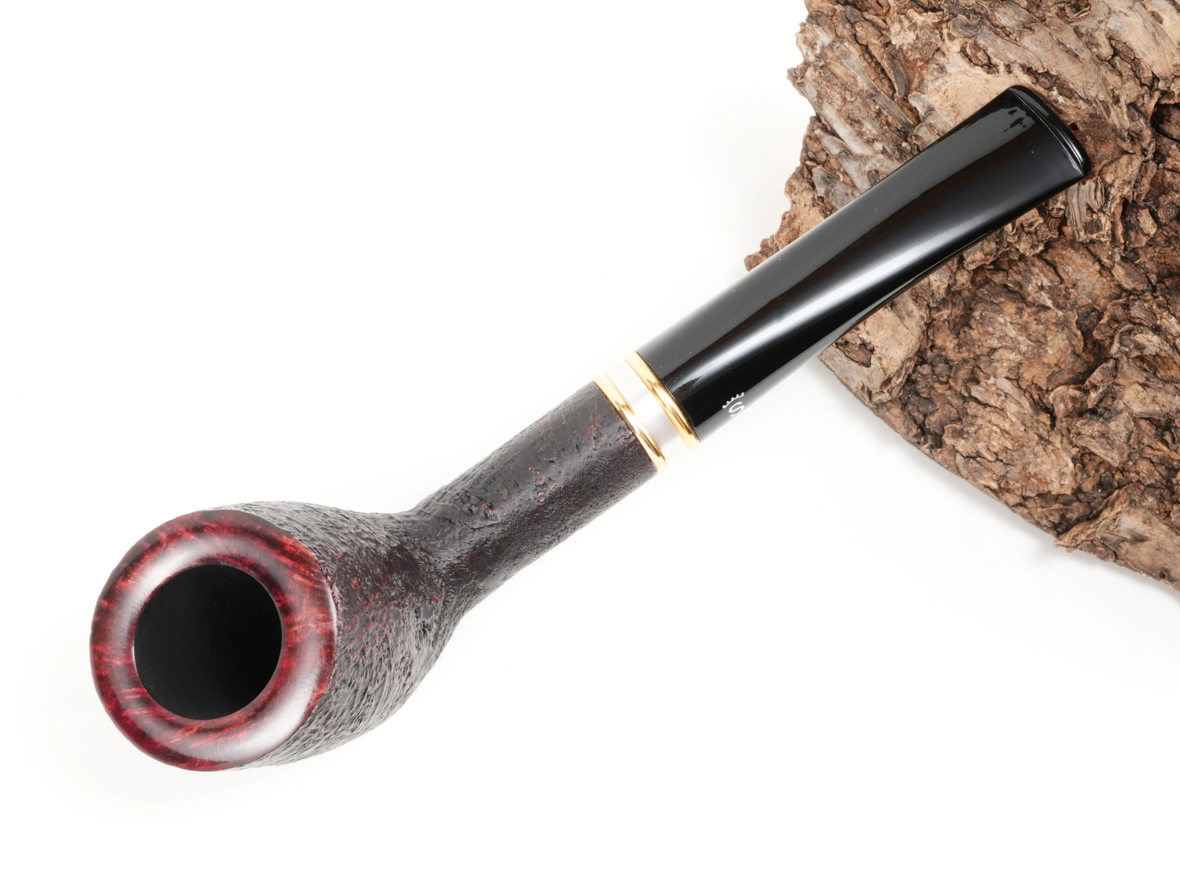 Stehende Stanwell H.C. Andersen Sandblasted 1 in der Draufsicht mit kurzem Acrylmundstück und Blick auf den rötlich-glatten Kopfrand