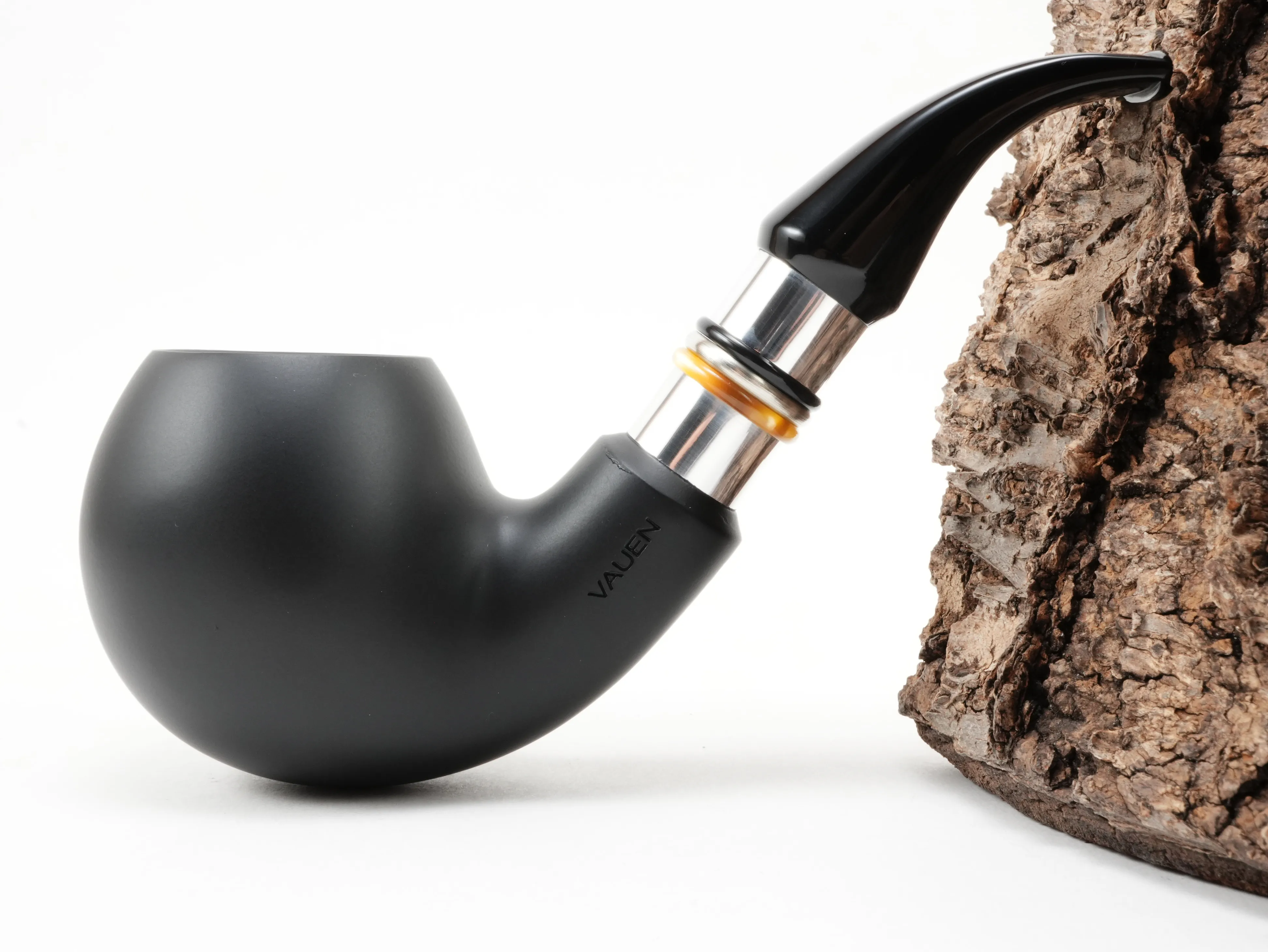 Seitenansicht der schwarz mattierten Vauen CAMBIA 119 Bent-Classic-Pfeife mit Vauen-Stempel am linken Holm