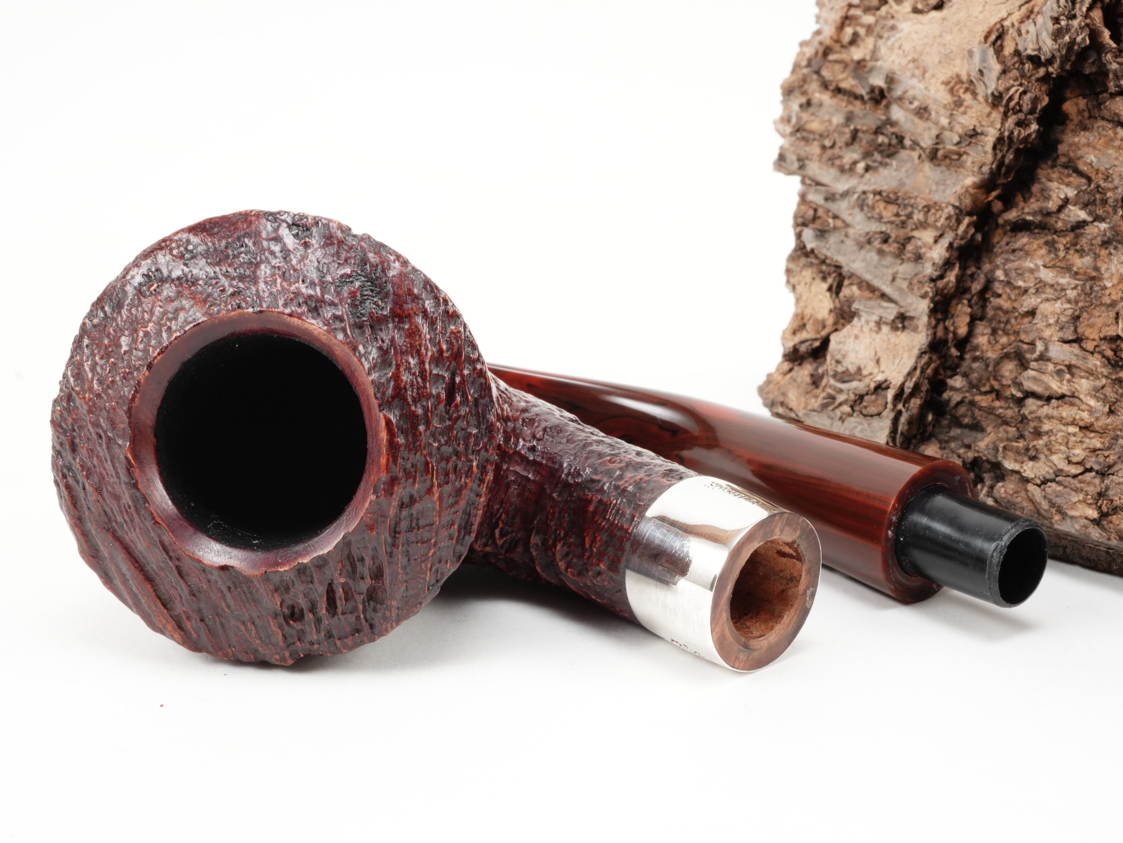 Zerlegte Peterson Irish Harp B10 Sand Pfeife mit Blick auf die 9mm Filterbohrung und den gravierten Silberring am Holmende
