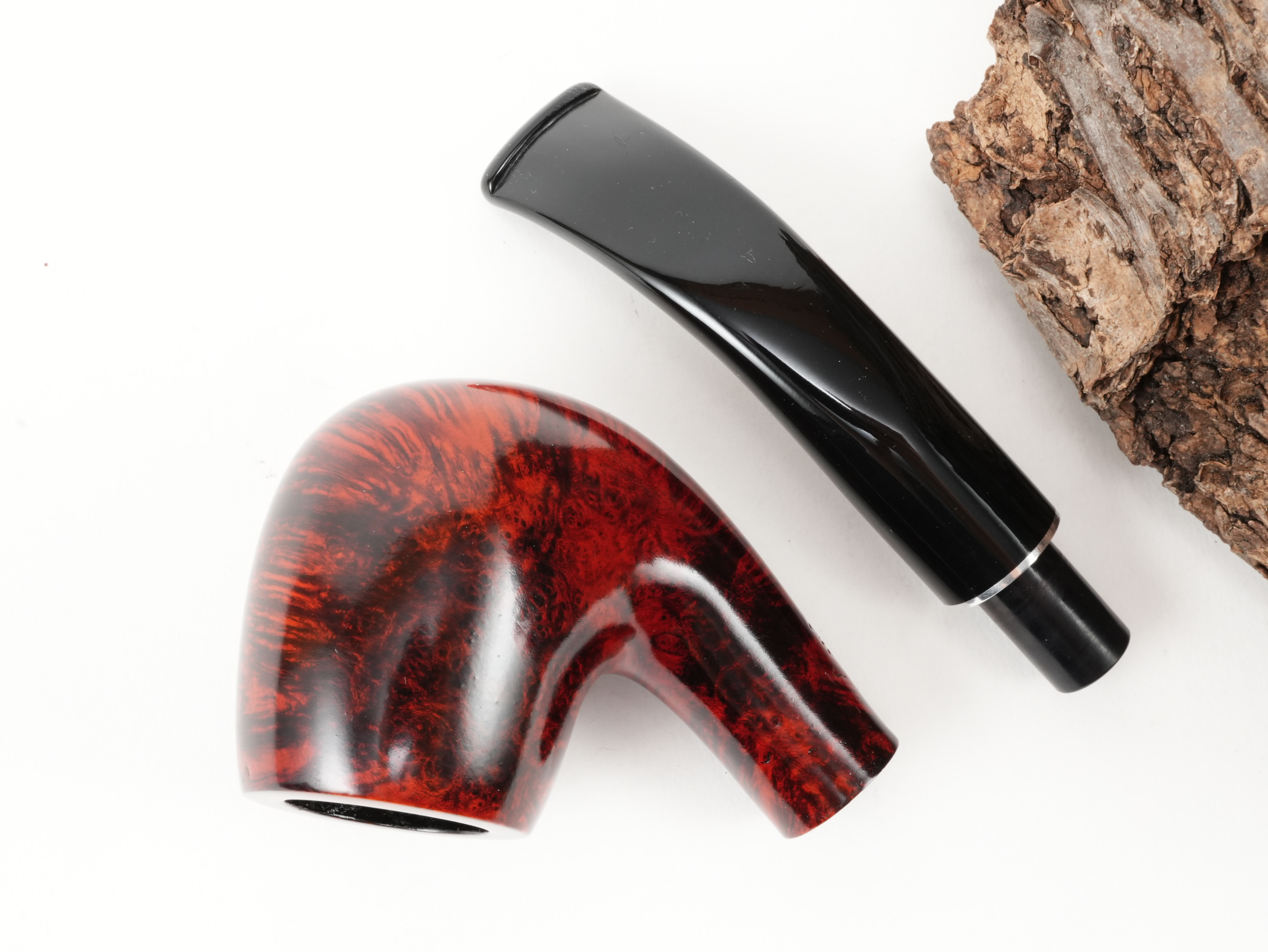 Draufsicht auf die zerlegte db Design Berlin Rügen rot 040 Pfeife mit getrenntem rot-schwarzem Classic-Pfeifenkopf und schwarzem Mundstück