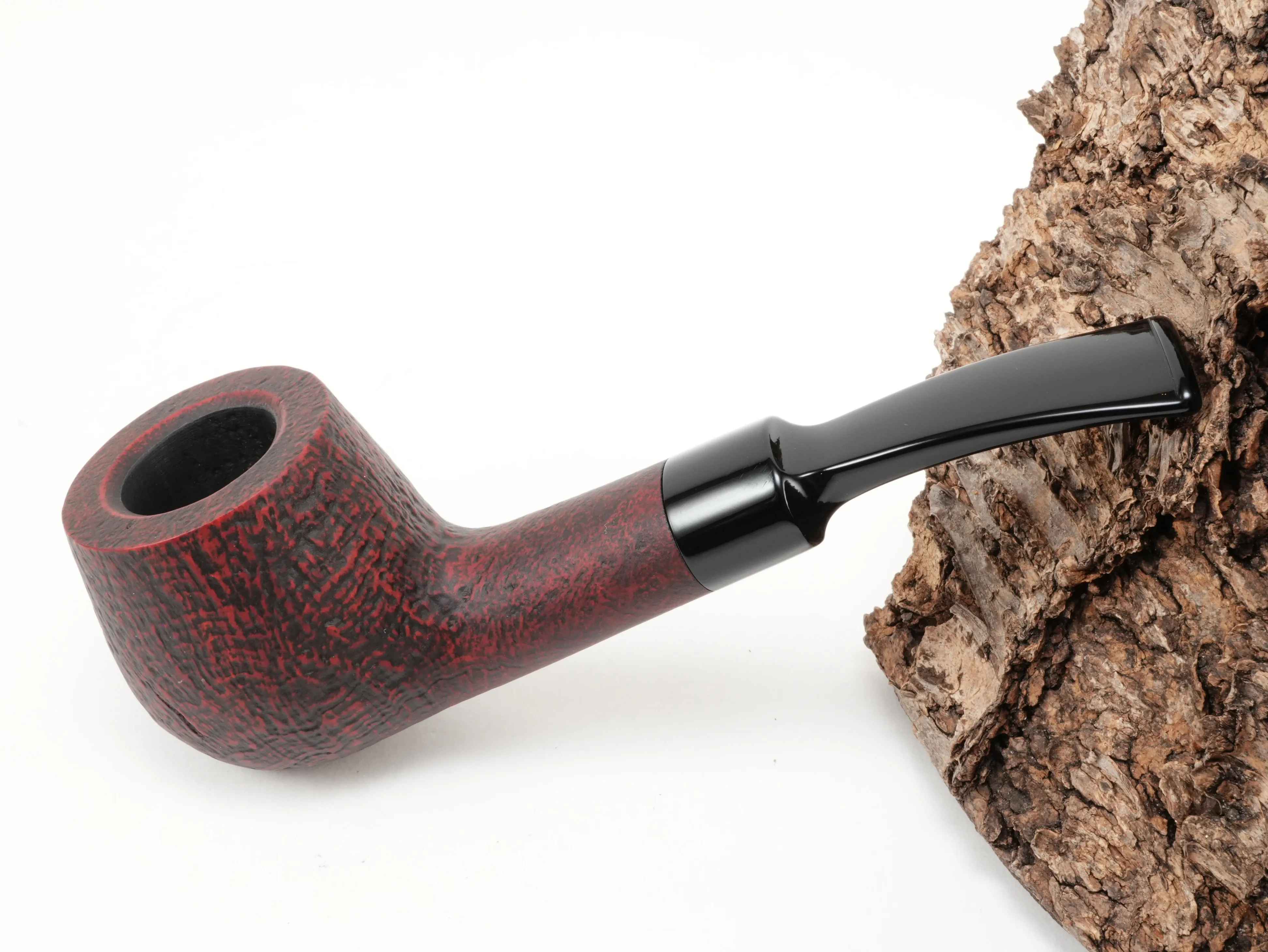 Rote Vauen SAVANNA 5740 Half-Bent Apple Pfeife mit sandgestrahlter Oberfläche und schwarzem Acrylmundstück – Titelbild schräg von oben