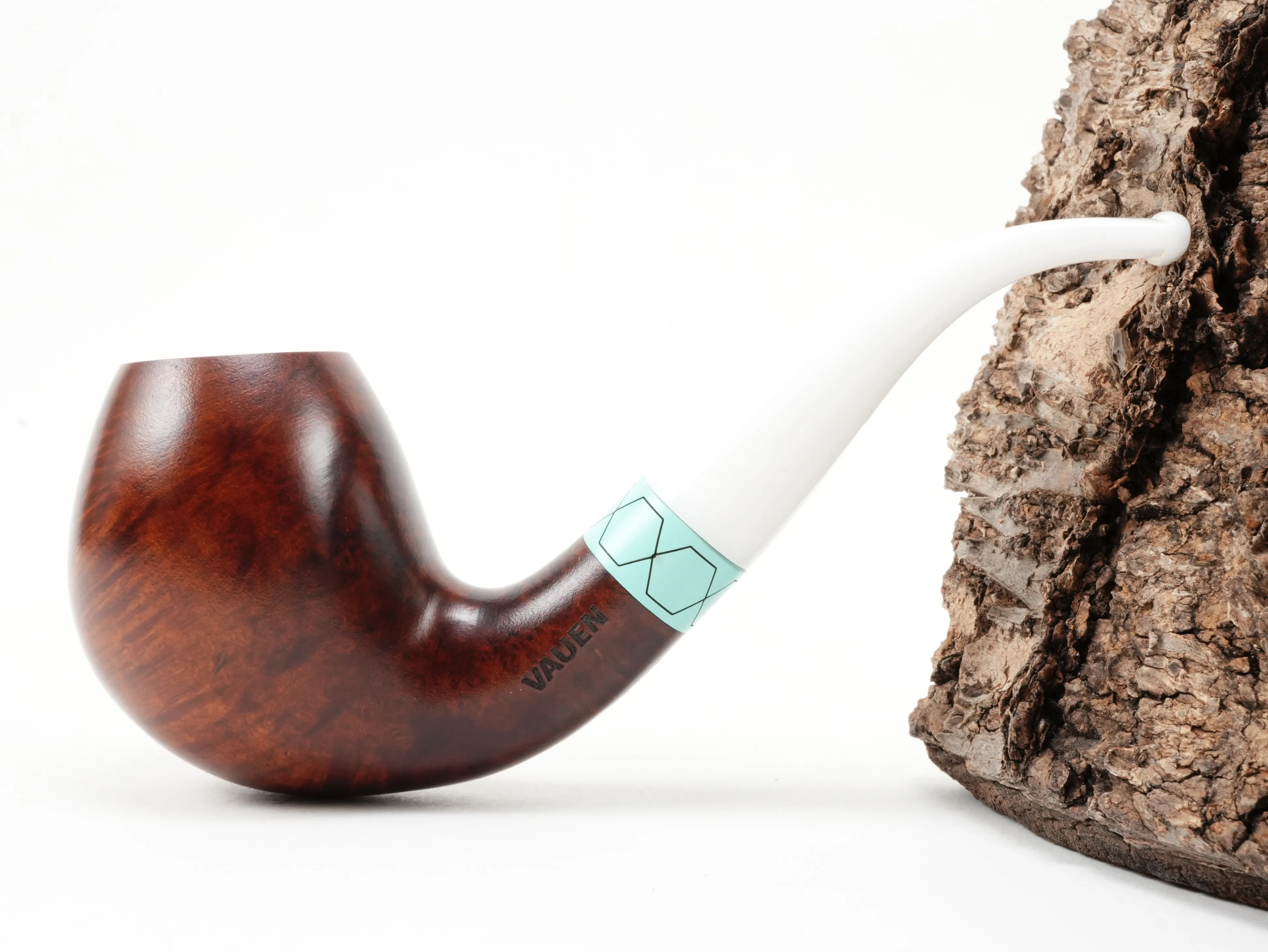 Seitenansicht der gebogenen Vauen VELA 2473 Egg-Pfeife mit Vauen-Stempel am linken Holm, türkisgrünem Zierring und warm glänzendem Bruyèreholz