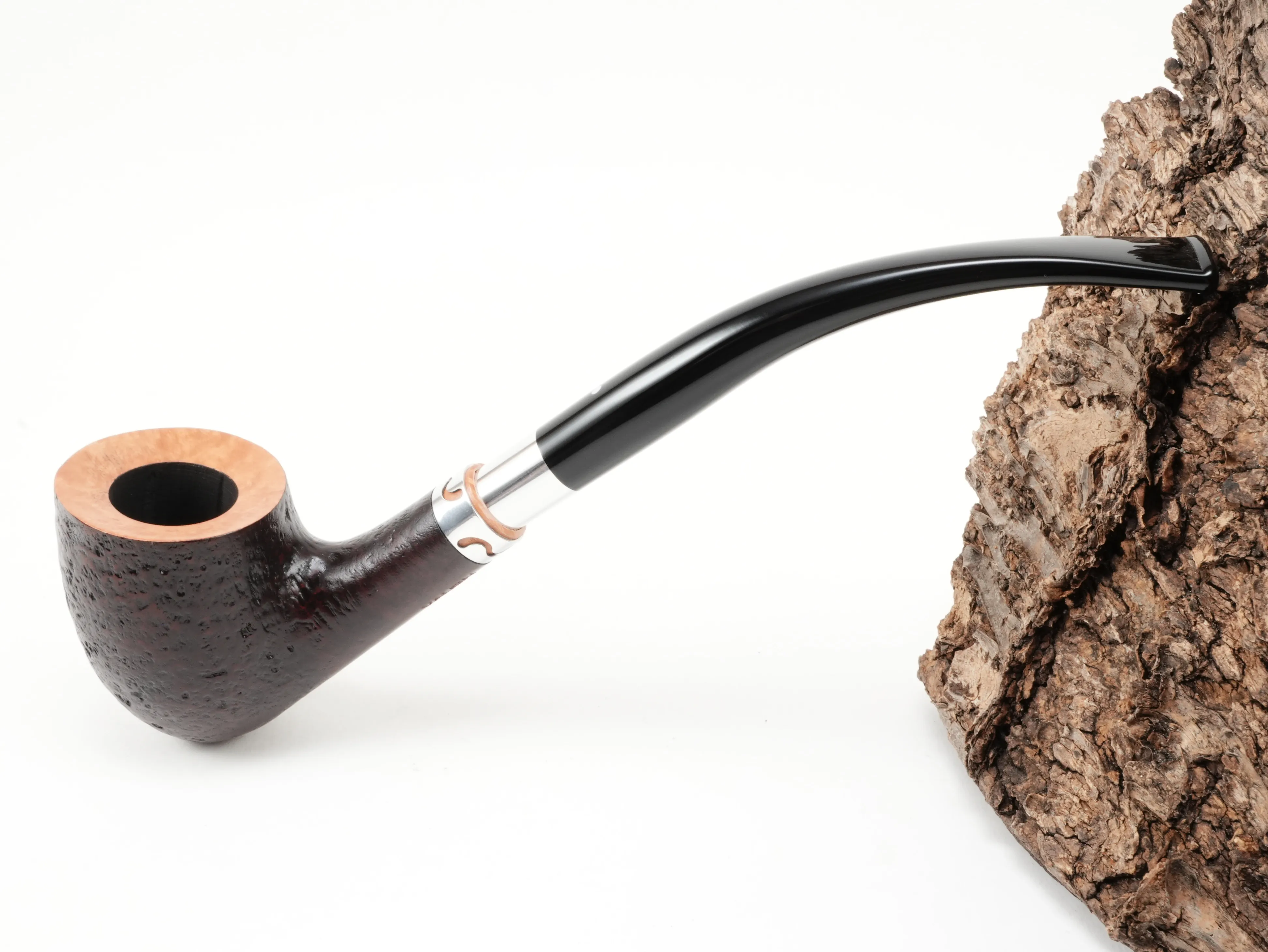Sandgestrahlte Vauen YORKSHIRE 591 Bent-Freestyle-Pfeife in Dunkelrot-Braun mit naturbelassenem Rand, Zierring und langem schwarzen Steckermundstück – Titelbild schräg von oben