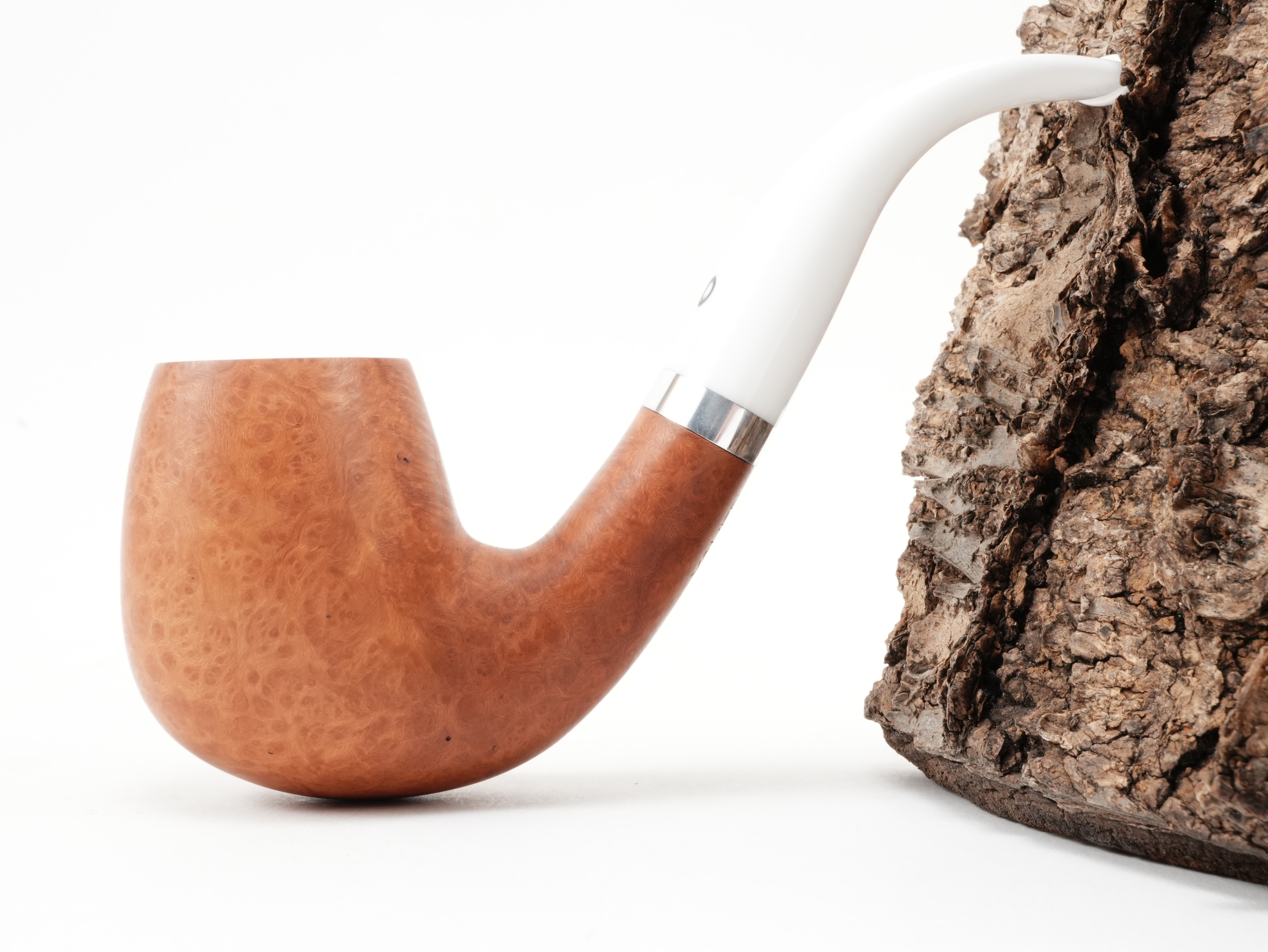 Seitenansicht der gebogenen Vauen Natura 334 Classic-Pfeife mit naturbelassenem geölten Bruyèreholz und weißem Mundstück