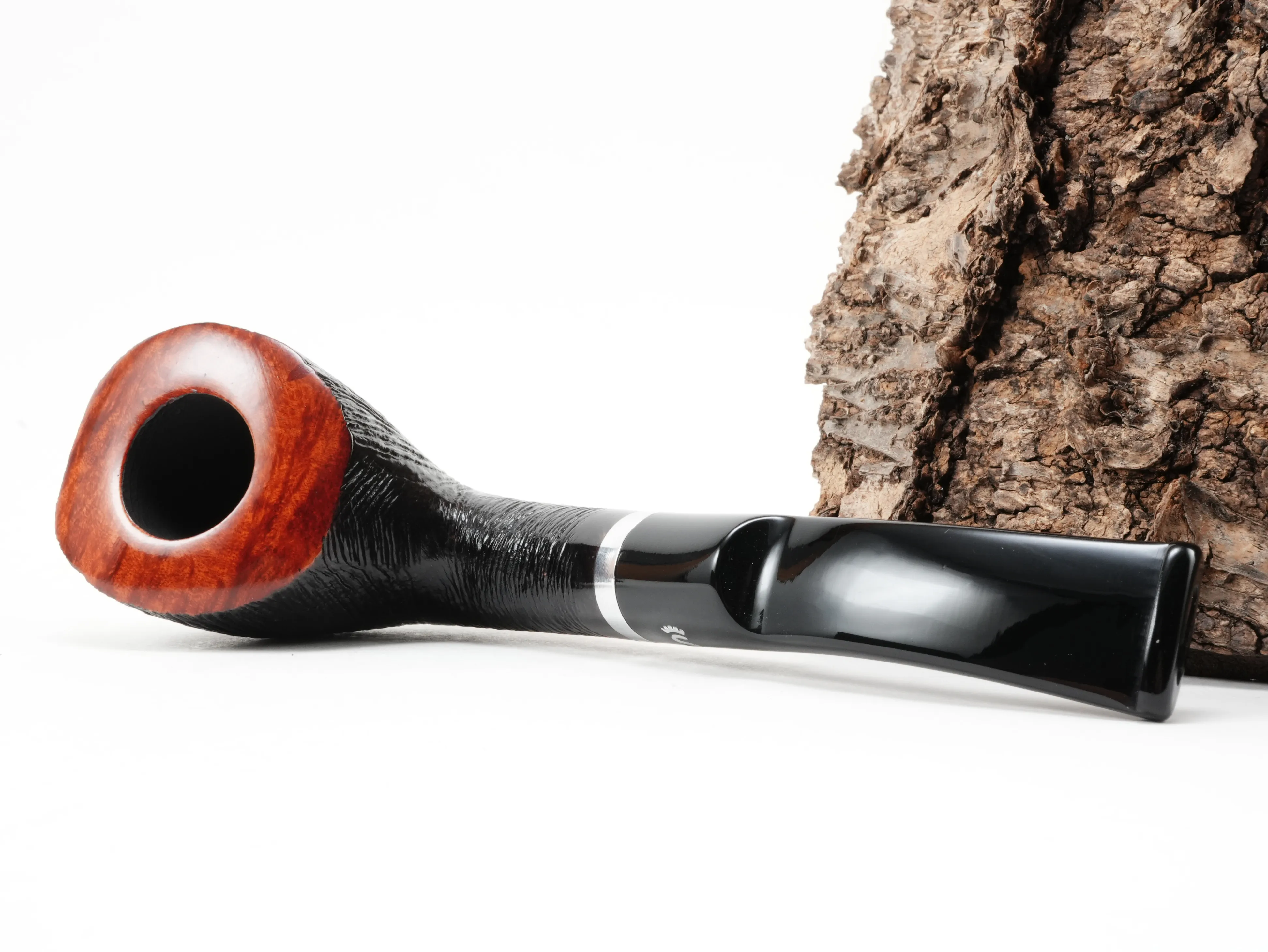 Stanwell København Brushed 409 Half-Bent Freestyle Pfeife liegend von schräg hinten mit Blick auf den Aluminiumring am Holm