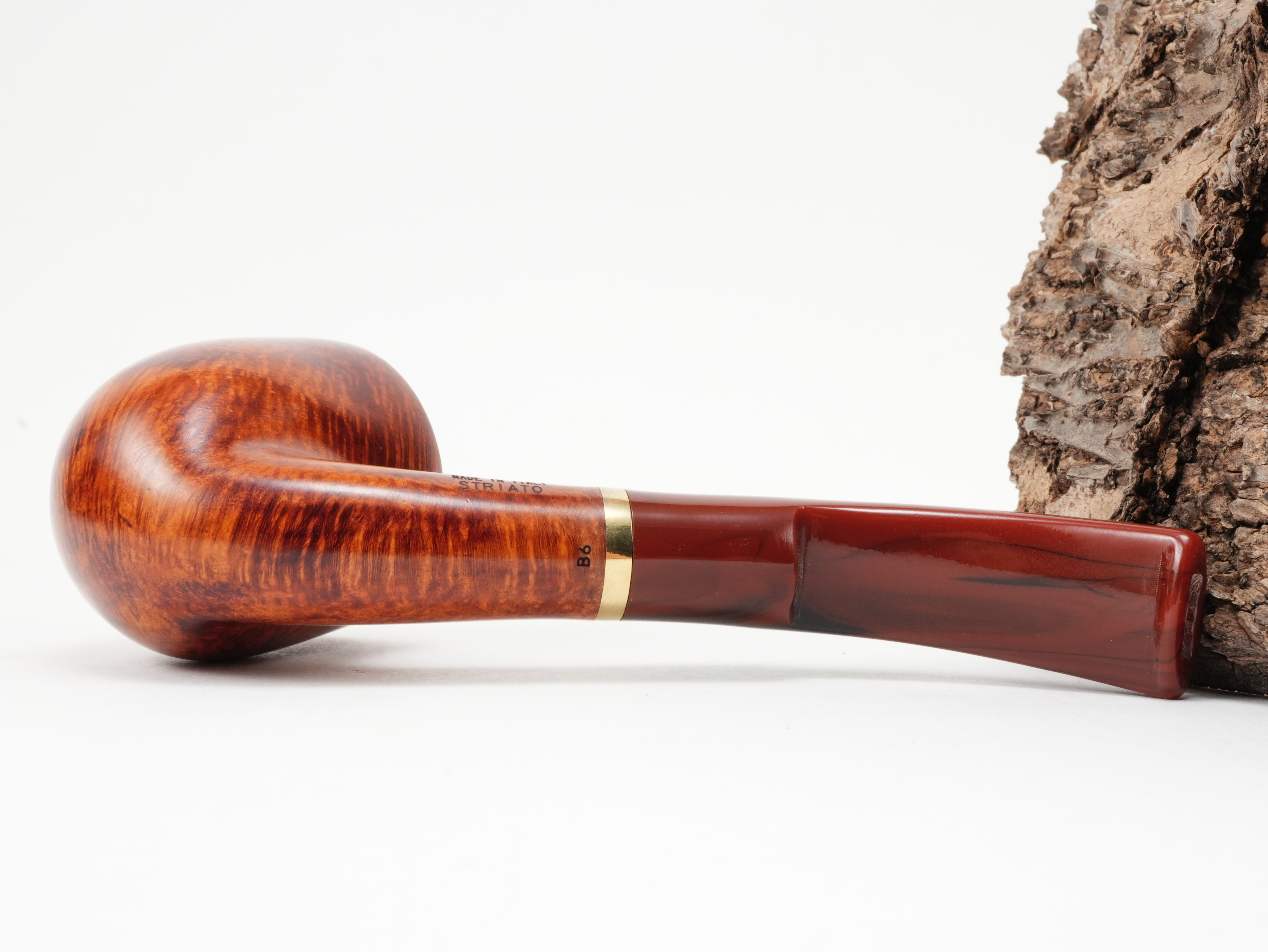 Sicht auf die Unterseite der Tabakpfeife Molina Striato Terracotta Modell 13 aus terrakottafarbenem Bruyèreholz