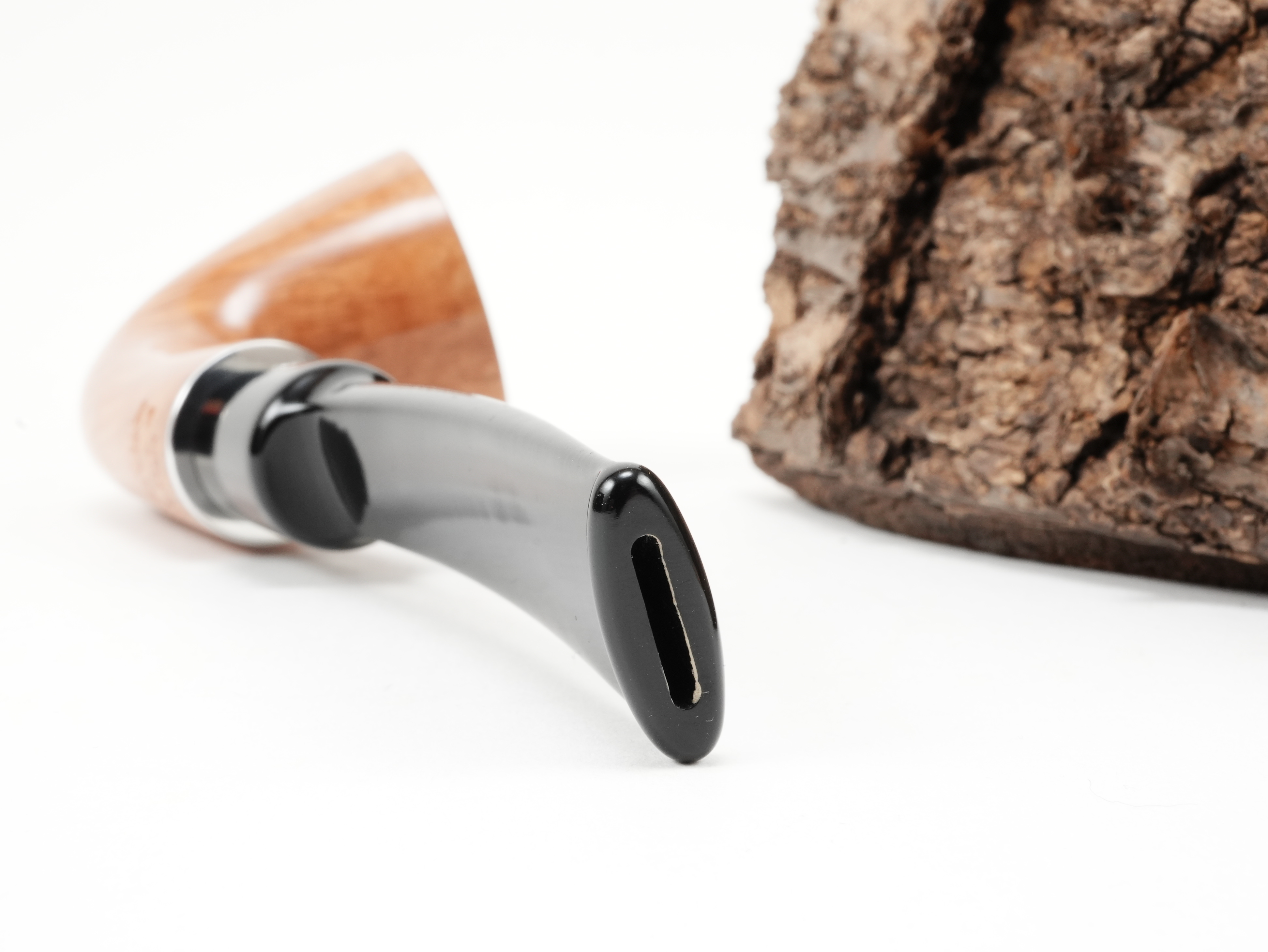 Nahaufnahme des kurzen schwarzen Acrylmundstücks der Stanwell H.C. Andersen Flawless 6 von hinten