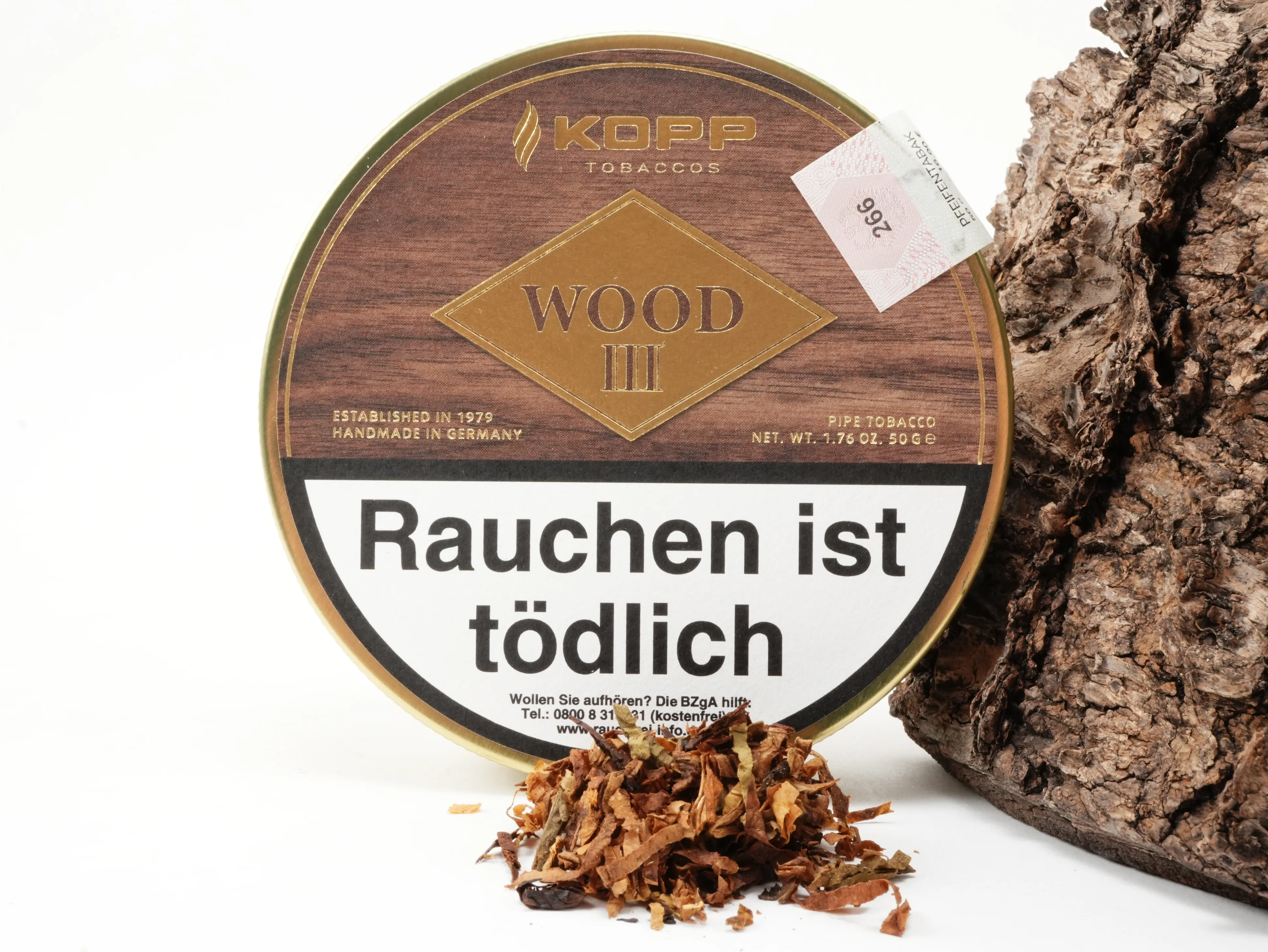 Kopp Wood III Tabakdose im Hintergrund mit präsentiertem Tabak-Blend im Vordergrund