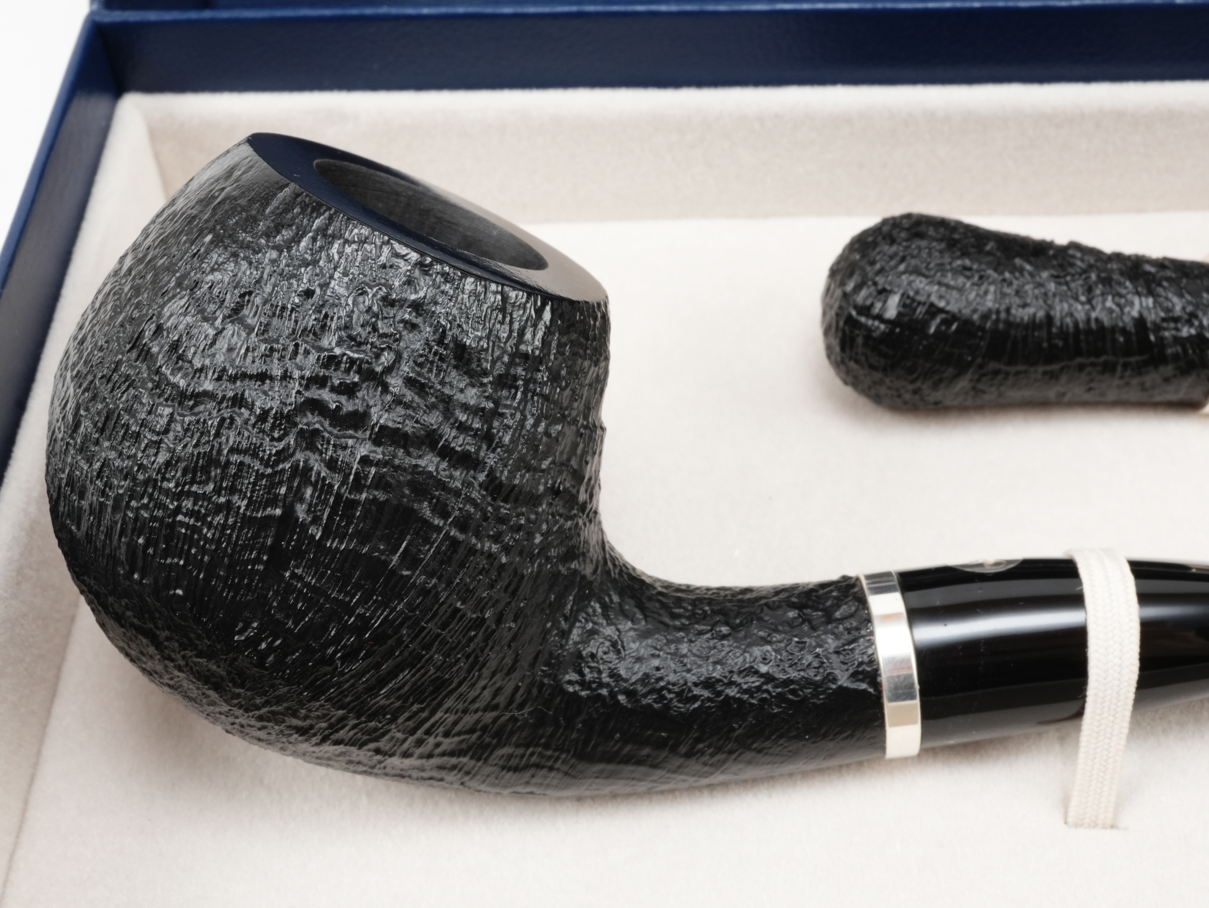 Schwarz sandgestrahlte Vauen Tradition Half-Bent Ball Pfeife mit Sterling-Silberring liegend in der Präsentschatulle