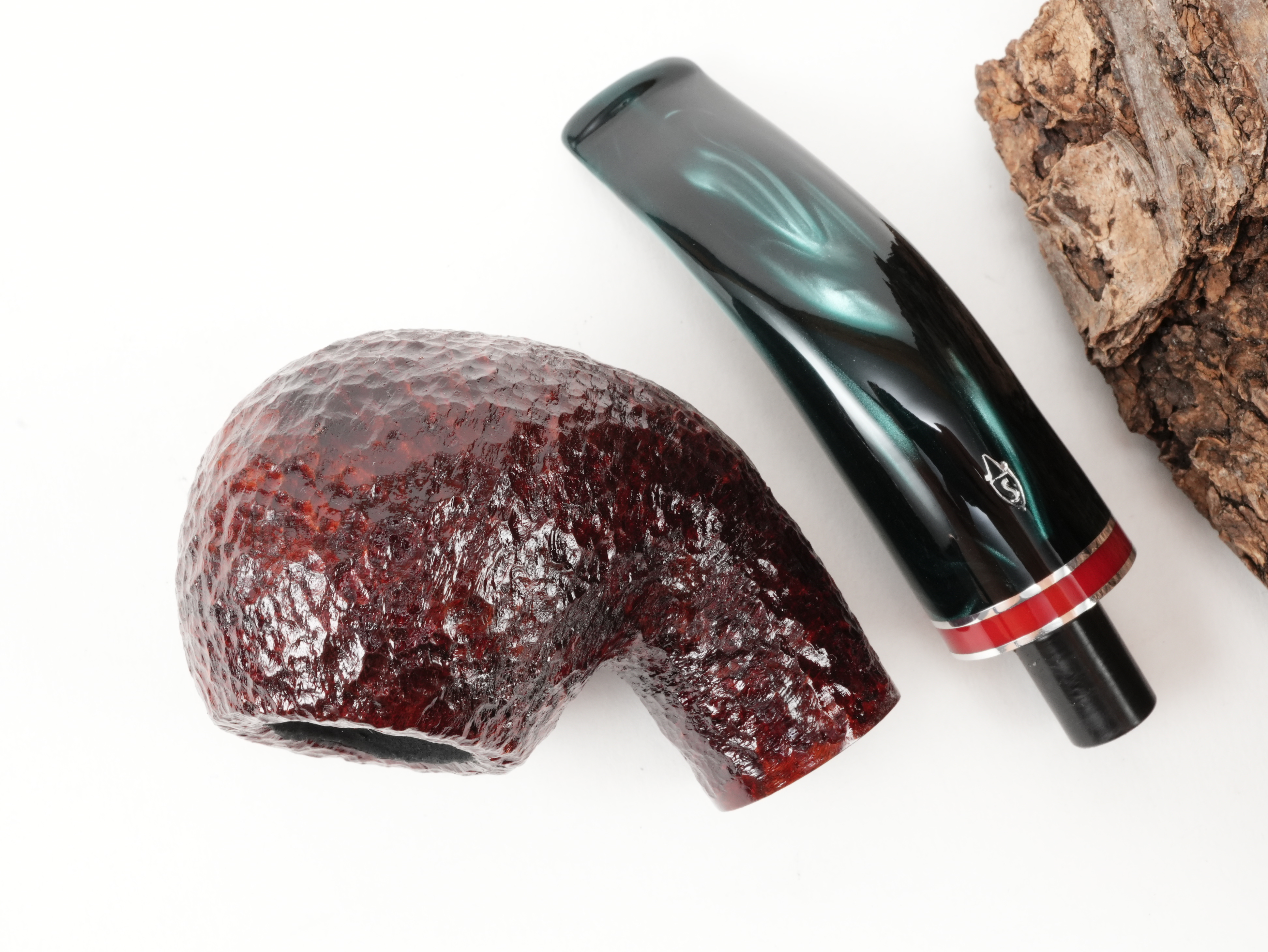Draufsicht auf die zerlegte Savinelli Saint Nicholas 2026 642 Pfeife mit getrenntem Apple-Pfeifenkopf und perlgrünem Mundstück mit Zierring