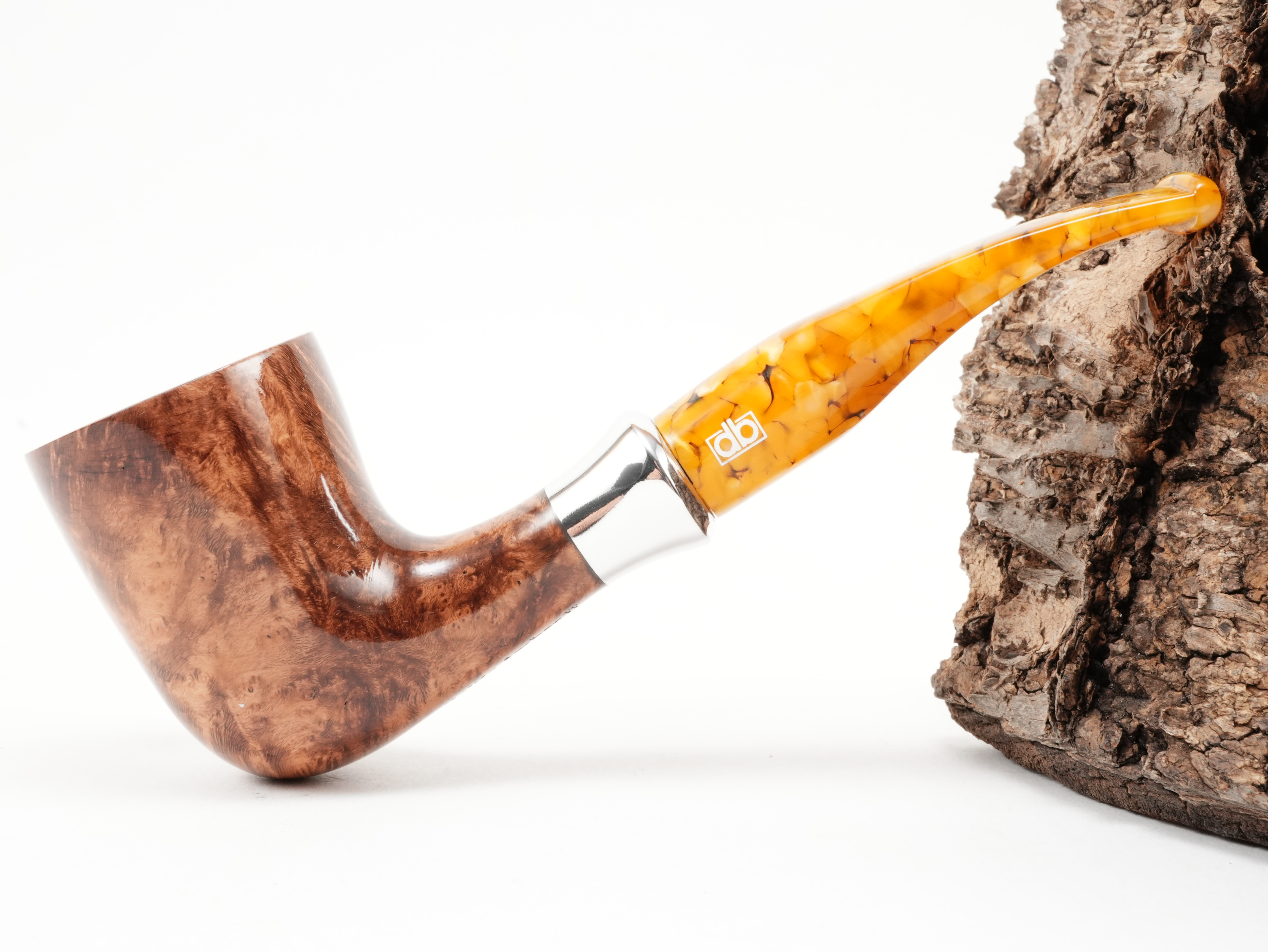 Seitenansicht der leicht gebogenen db Design Berlin Baltic Amber II 035 Dublin-Pfeife mit hellbrauner Bruyère-Maserung und weißem db-Logo am bernsteinfarbenen Mundstück