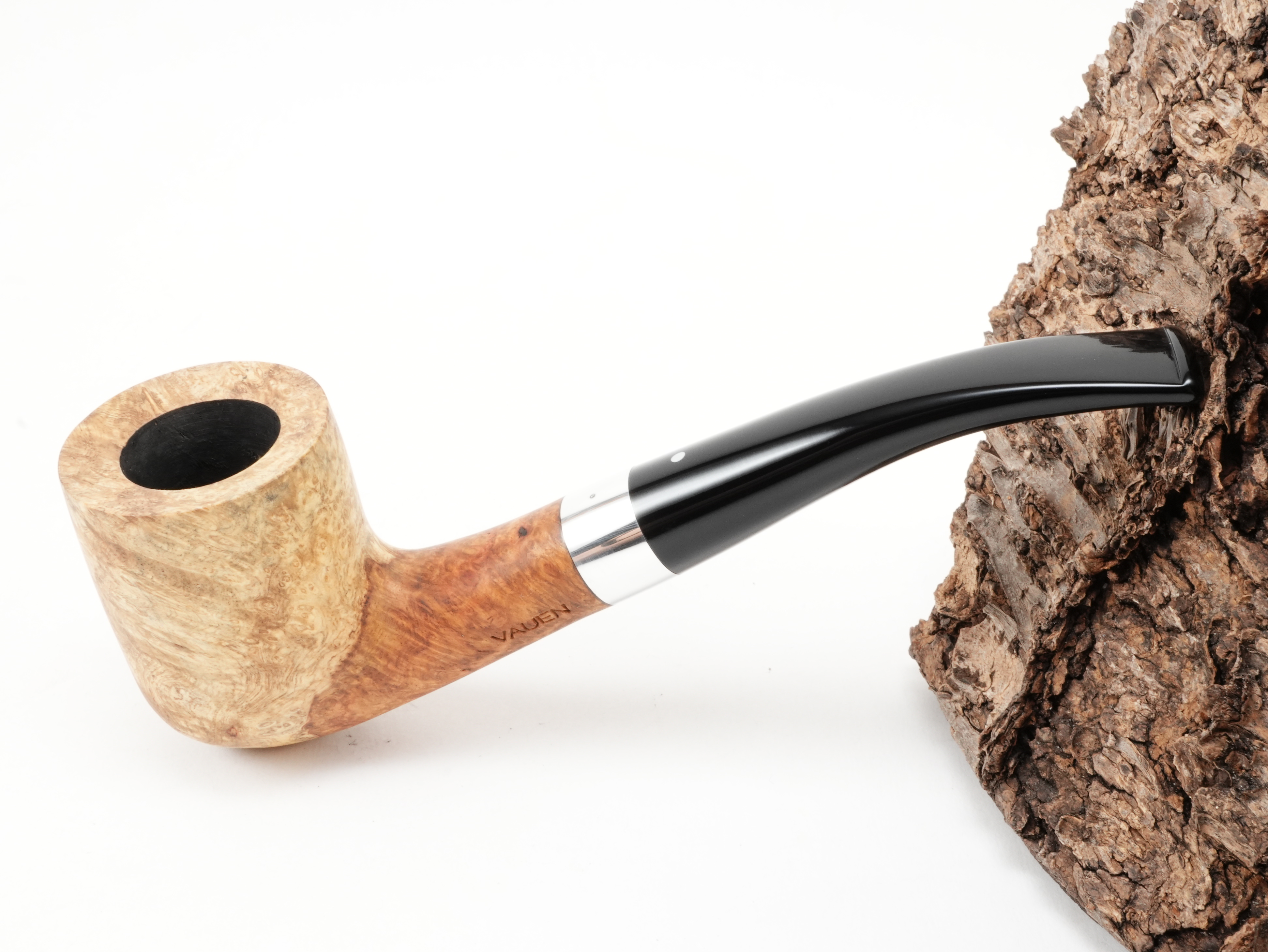 Vauen AMBA 121 Dublin-Pfeife aus edlem Amboina-Maserholz im Half-Bent-Shape mit Aluminiumring und Acrylmundstück – Titelbild schräg von oben