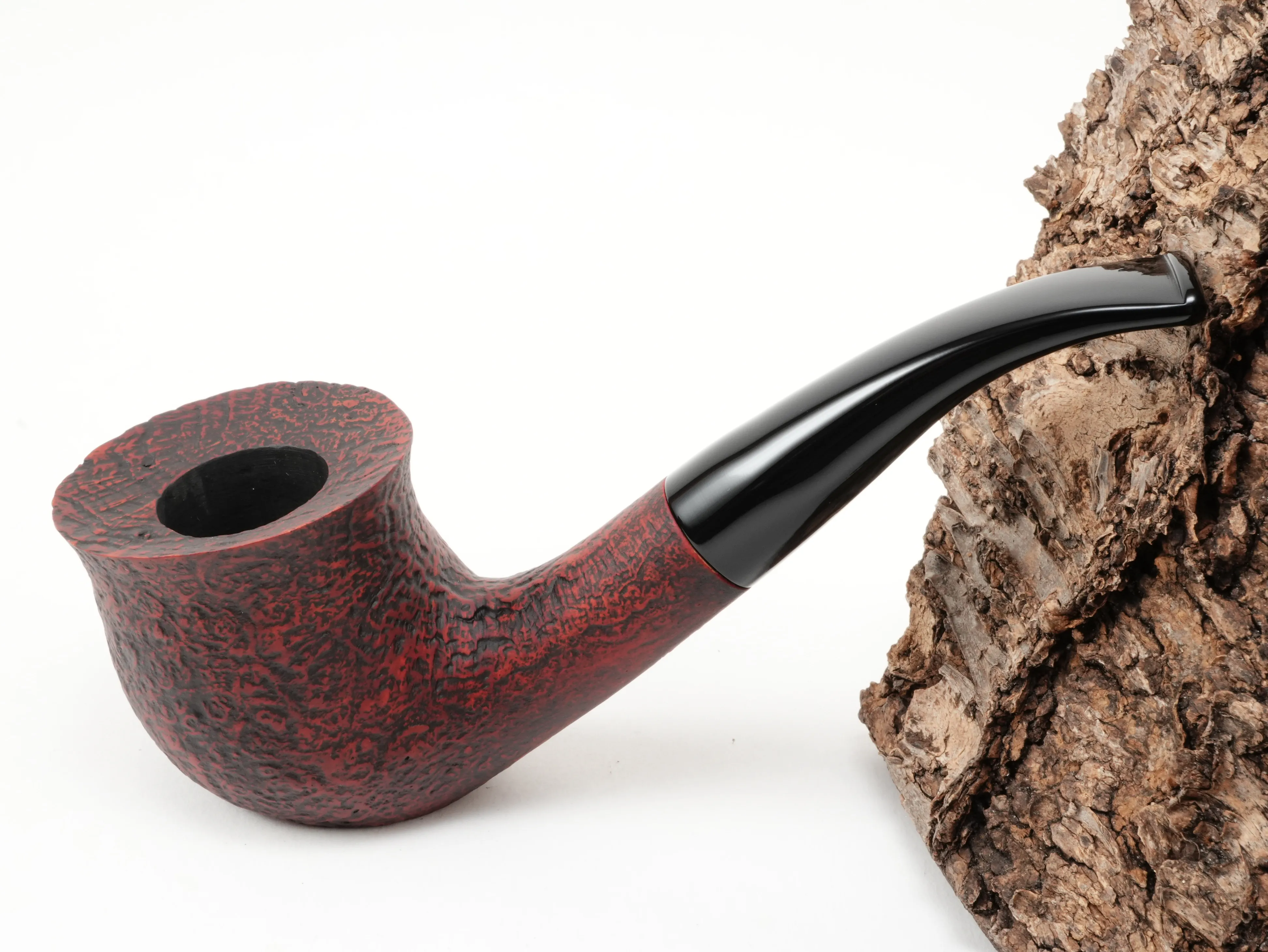 Rote Vauen SAVANNA 5738 Bent-Freestyle-Pfeife mit sandgestrahlter Oberfläche und schwarzem Acrylmundstück – Titelbild schräg von oben