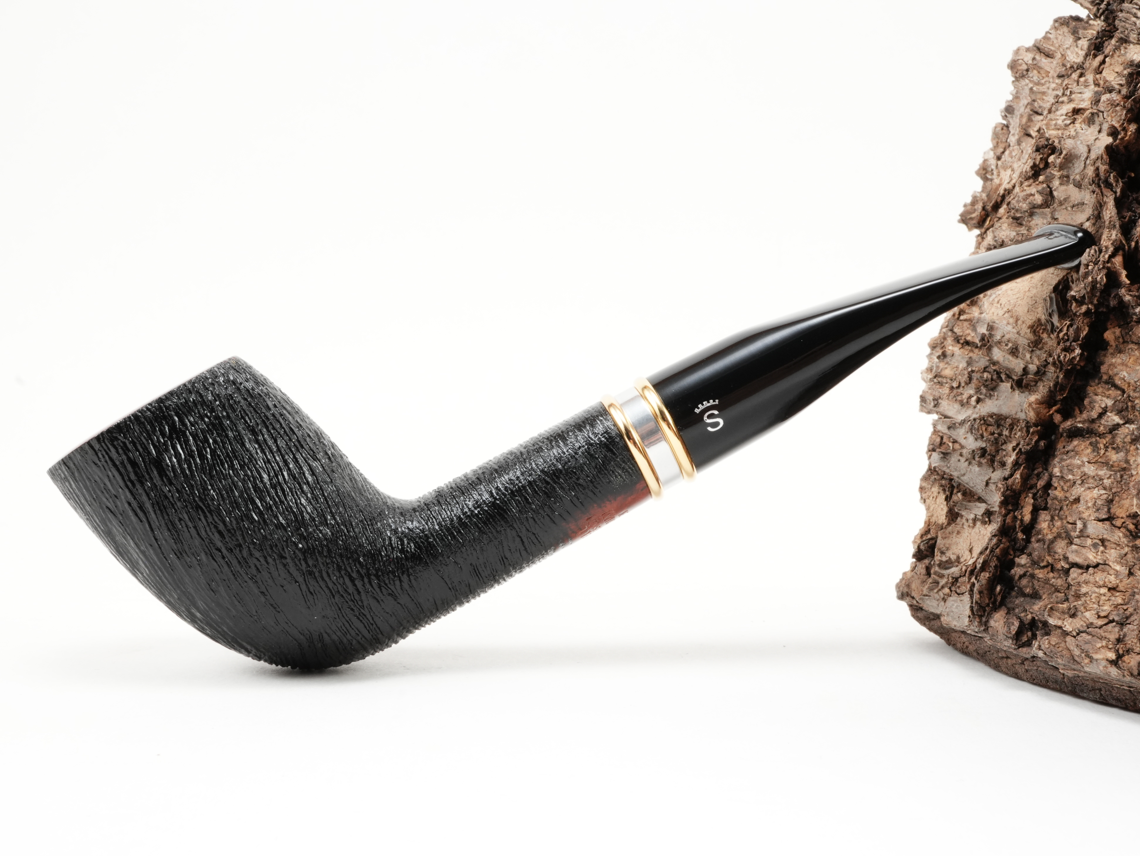 Seitenansicht der geraden Stanwell H.C. Andersen Brushed 1 Pfeife im Albert-Shape mit schwarz rustizierter Oberfläche und Zierring
