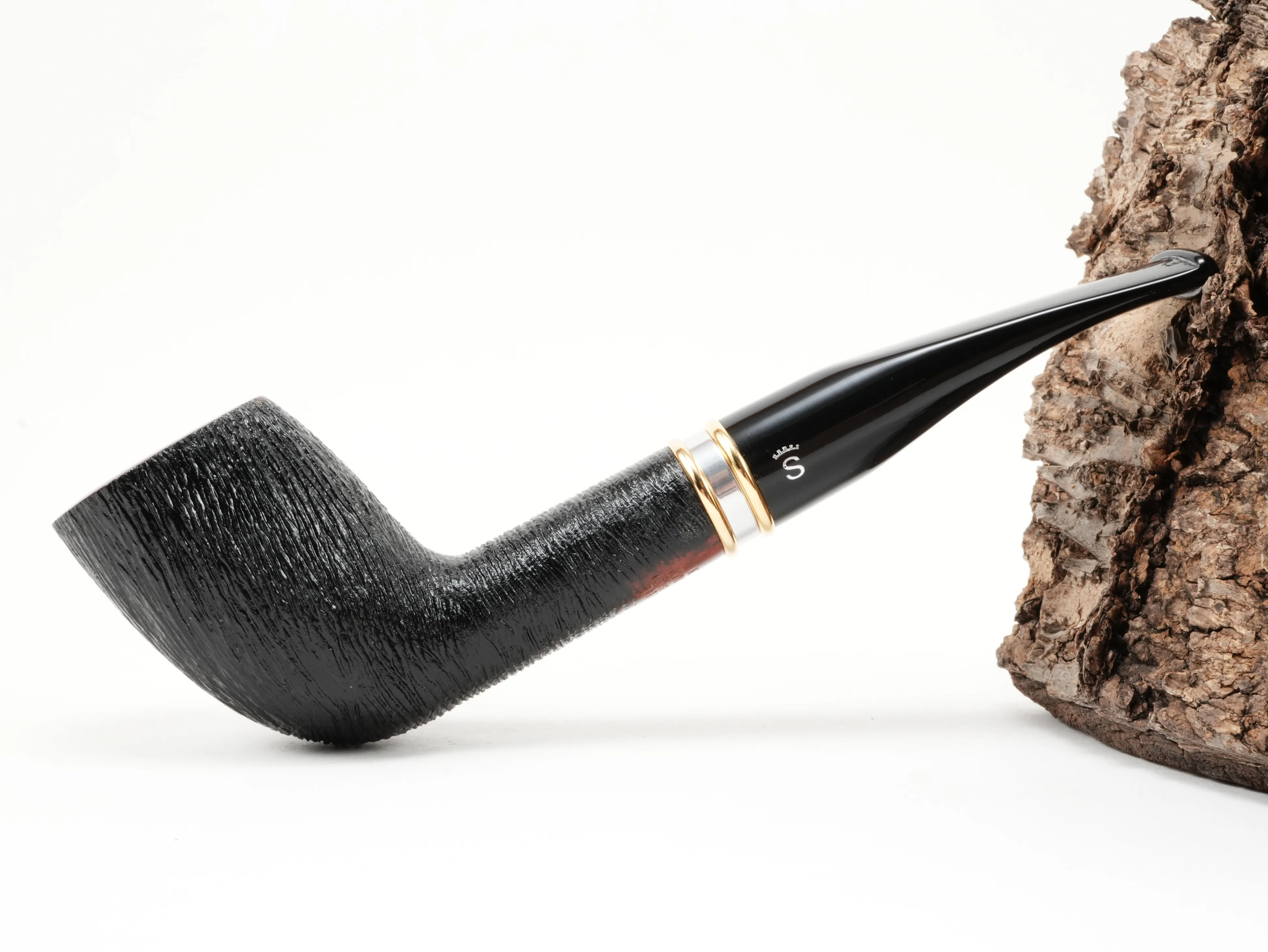 Seitenansicht der geraden Stanwell H.C. Andersen Brushed 1 Pfeife im Albert-Shape mit schwarz rustizierter Oberfläche und Zierring