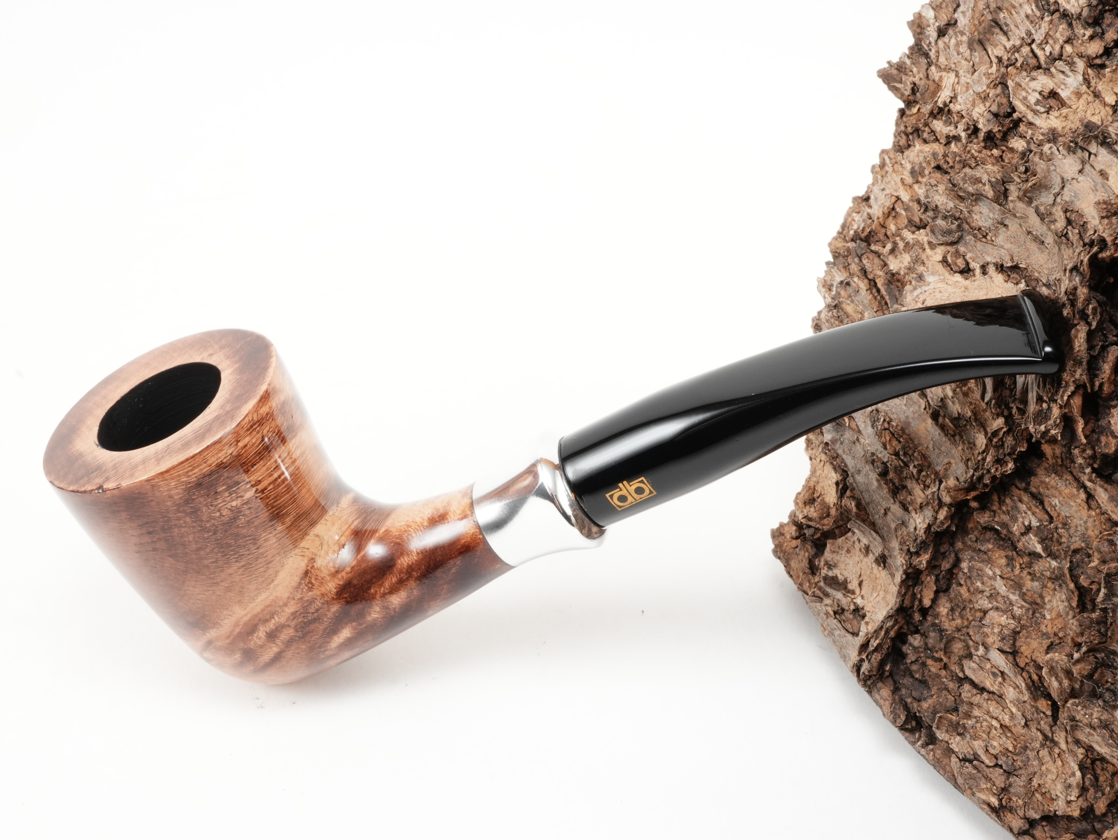 Hellbraun polierte db Design Berlin Baltic Sea 032 Pfeife Half-Bent Dublin mit trichterförmigem Metallring und schwarzem Acrylmundstück – Titelbild schräg von oben