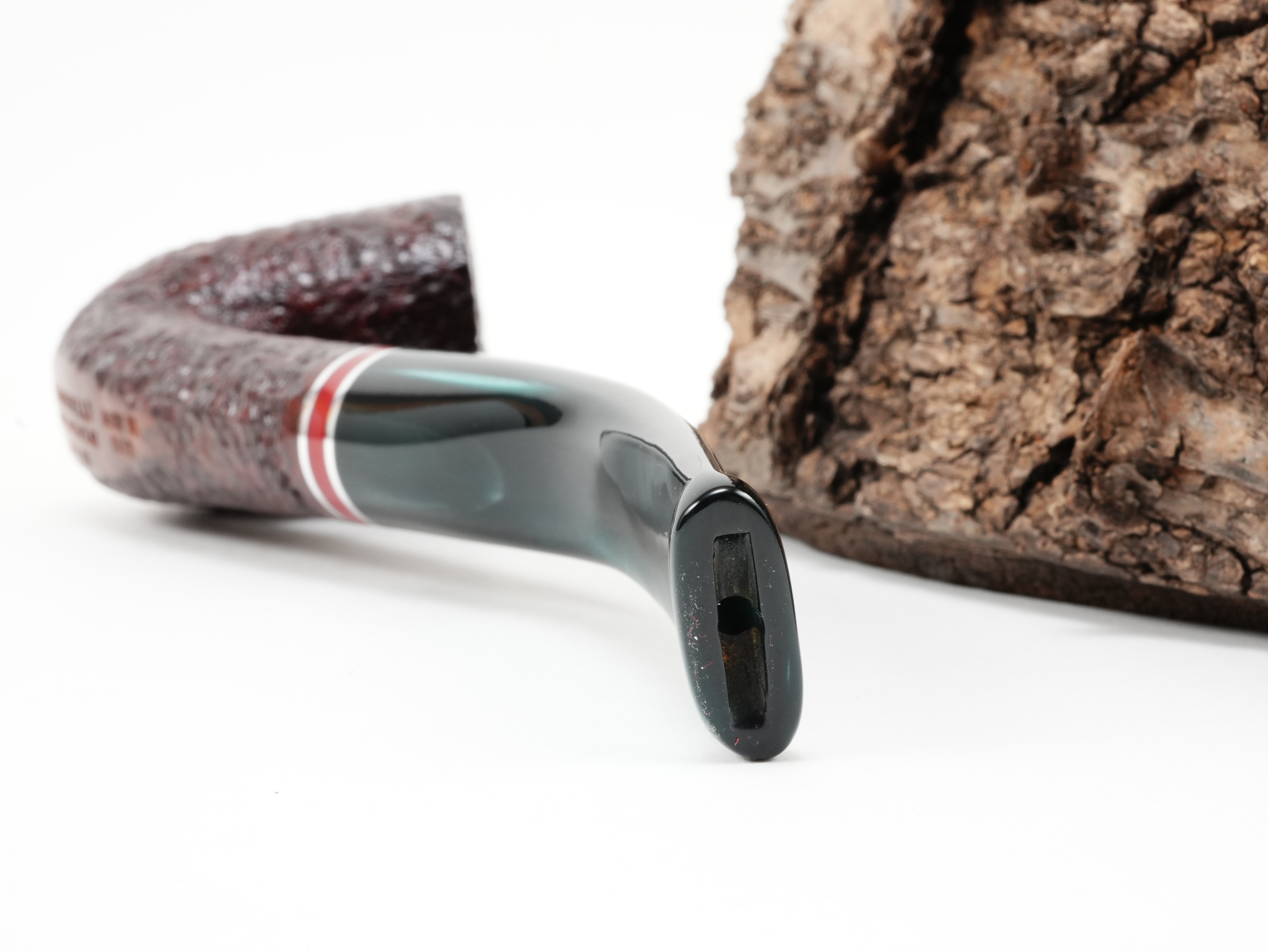 Nahaufnahme des gebogenen perlgrünen Acrylmundstücks der Savinelli Saint Nicholas 2026 611 KS Pfeife mit Bissstelle von hinten