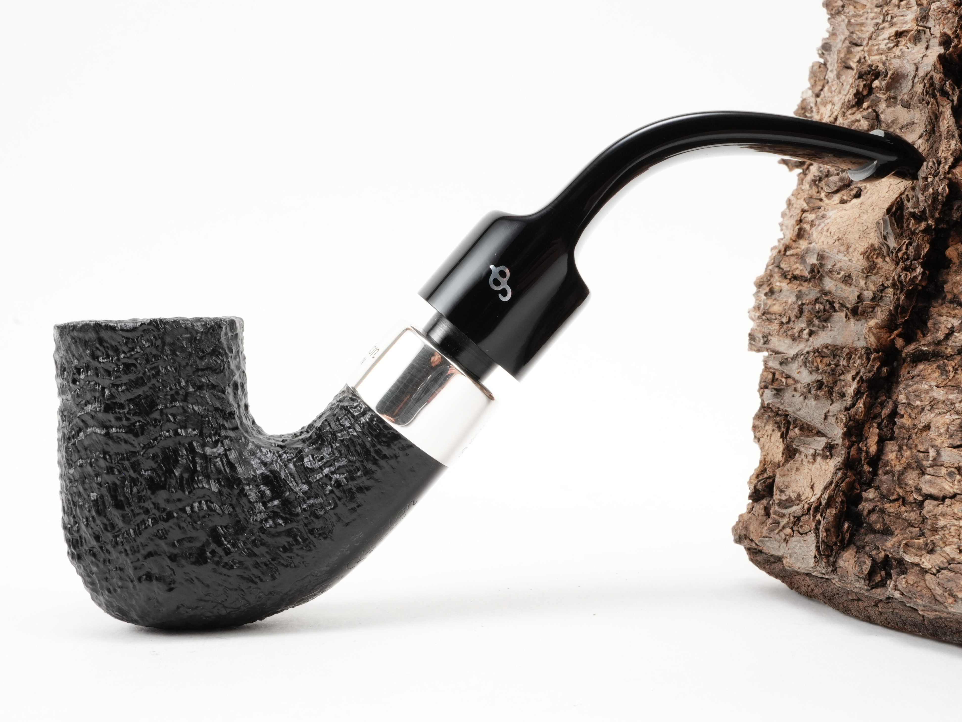 Seitenansicht der Peterson Deluxe System 8s Bent-Pfeife mit klassischer System-Lücke am Silberring