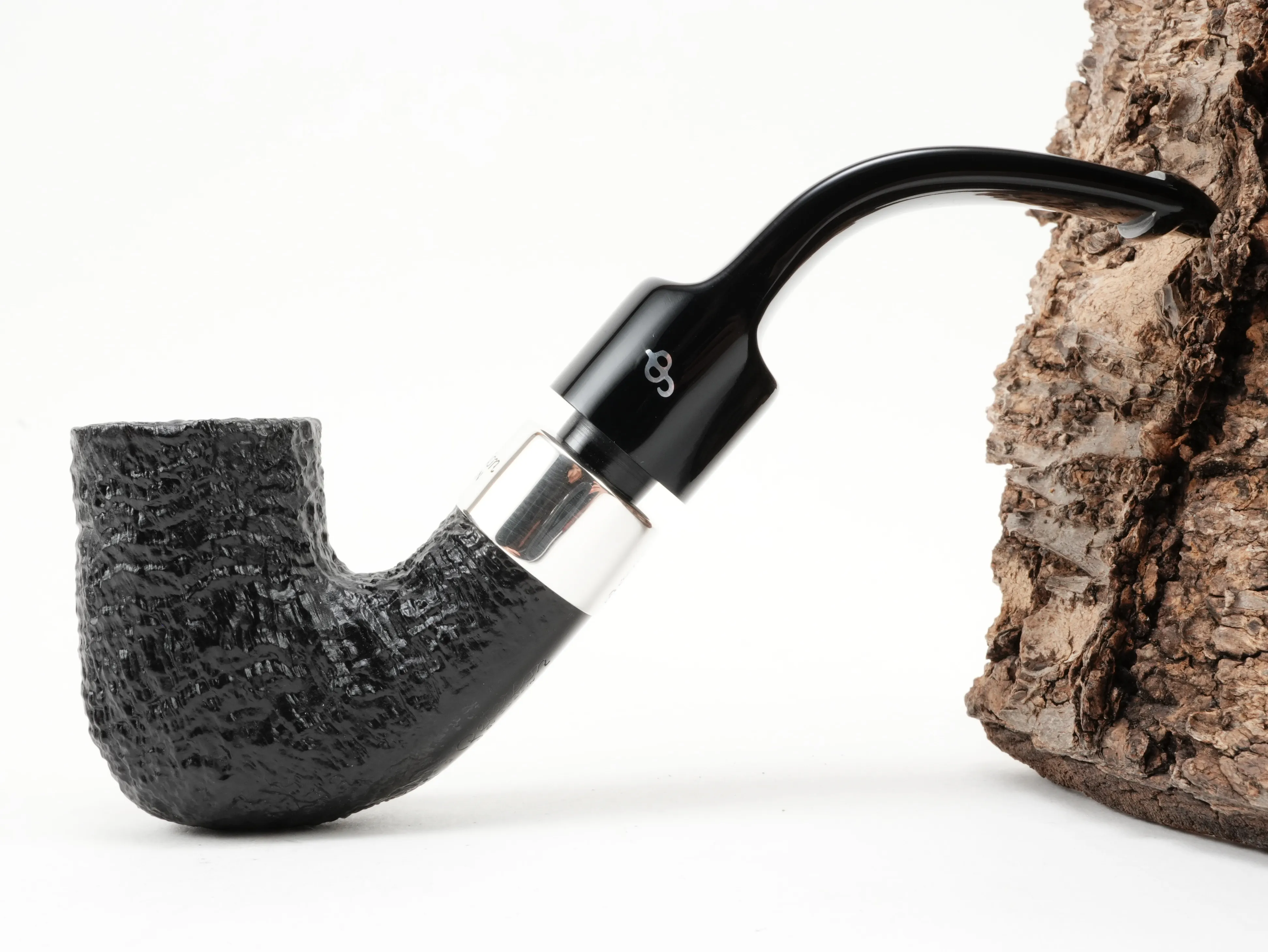 Seitenansicht der Peterson Deluxe System 8s Bent-Pfeife mit klassischer System-Lücke am Silberring
