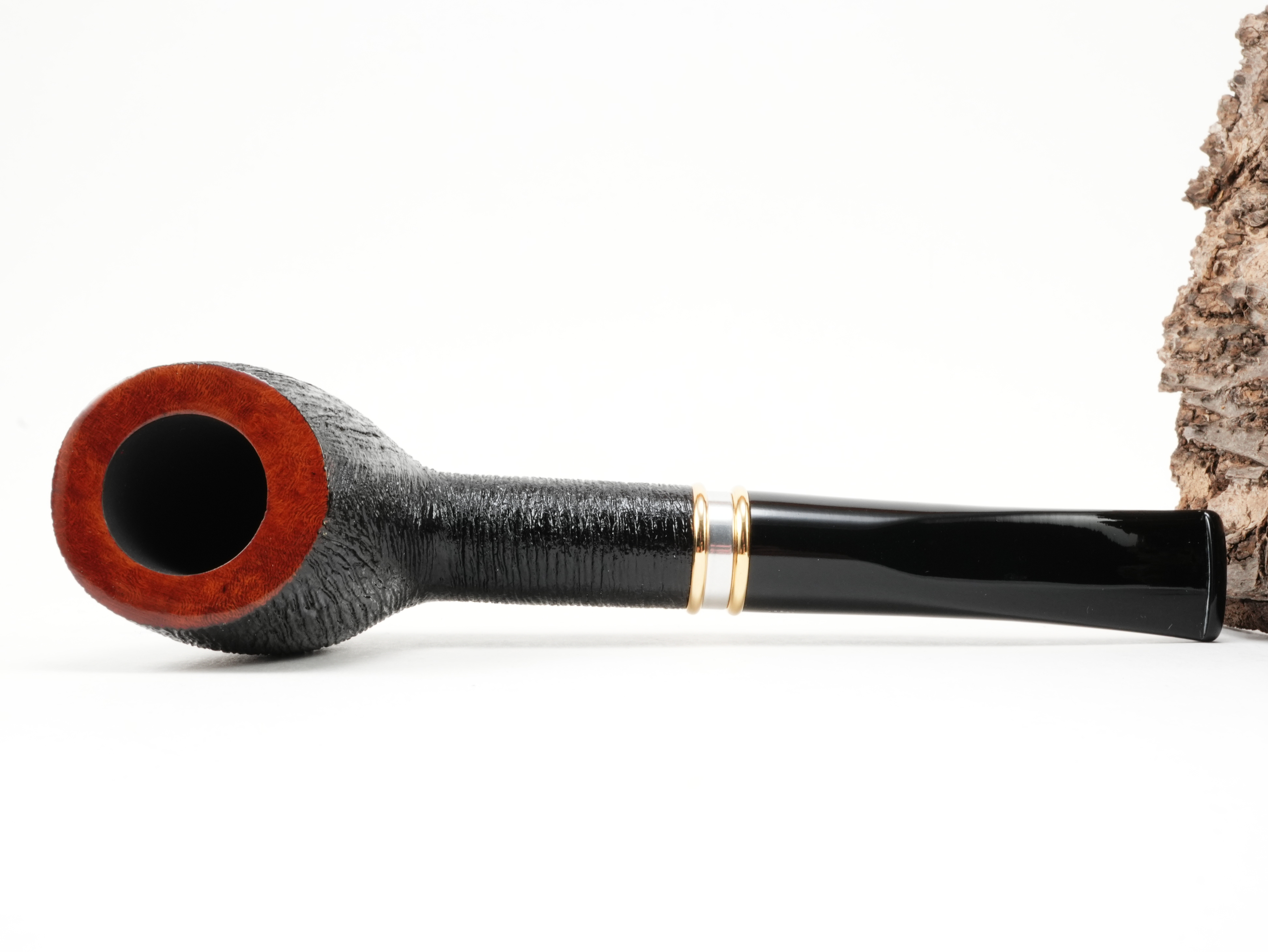 Flache Draufsicht auf die liegende Stanwell H.C. Andersen Brushed 1 im Albert-Shape mit schwarz gebürsteter Oberfläche
