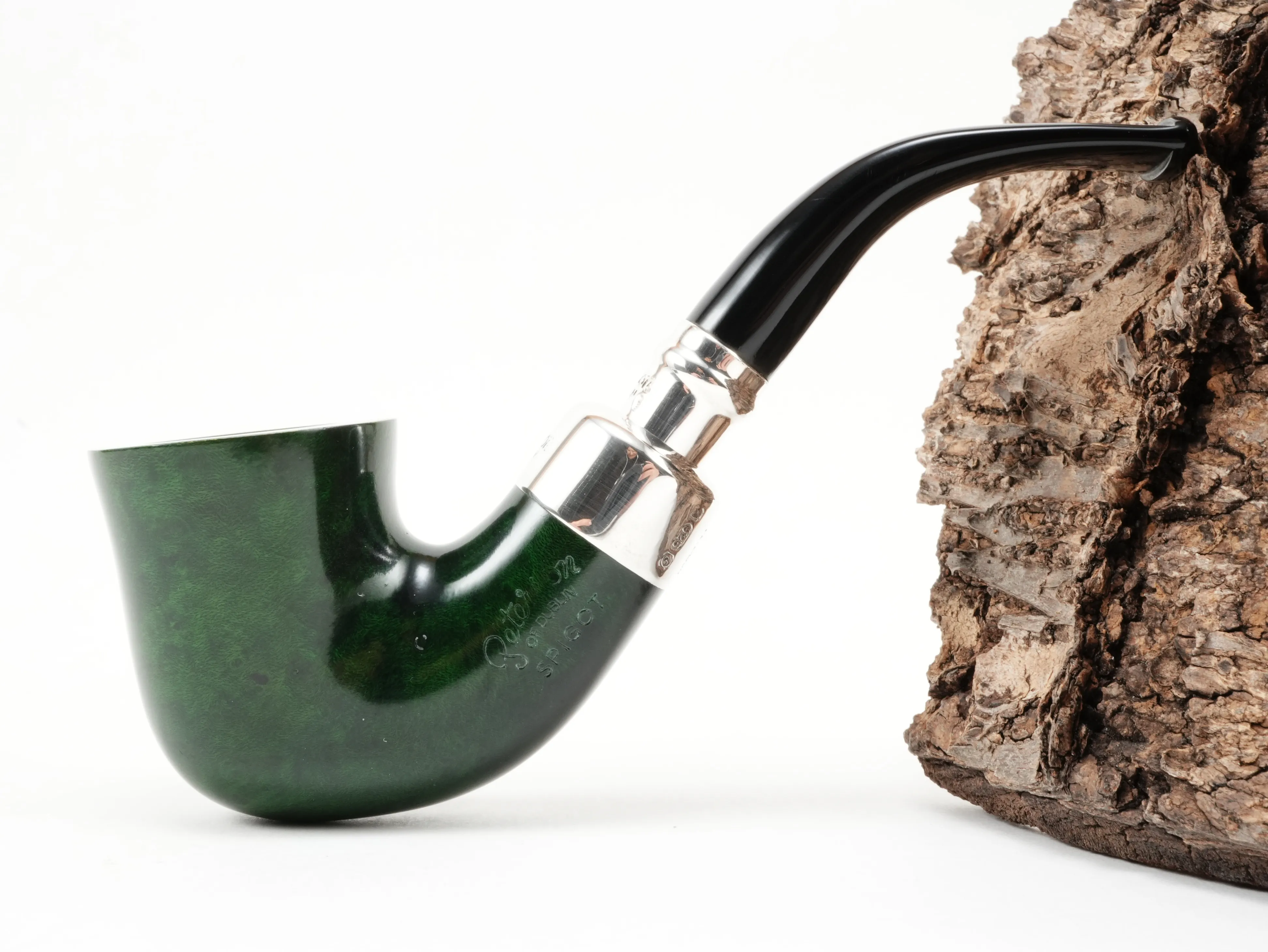 Seitenansicht der gebogenen Peterson Spigot Green 05 Calabash-Pfeife mit glatter grüner Bruyère-Oberfläche und glänzendem Spigot-Silberring